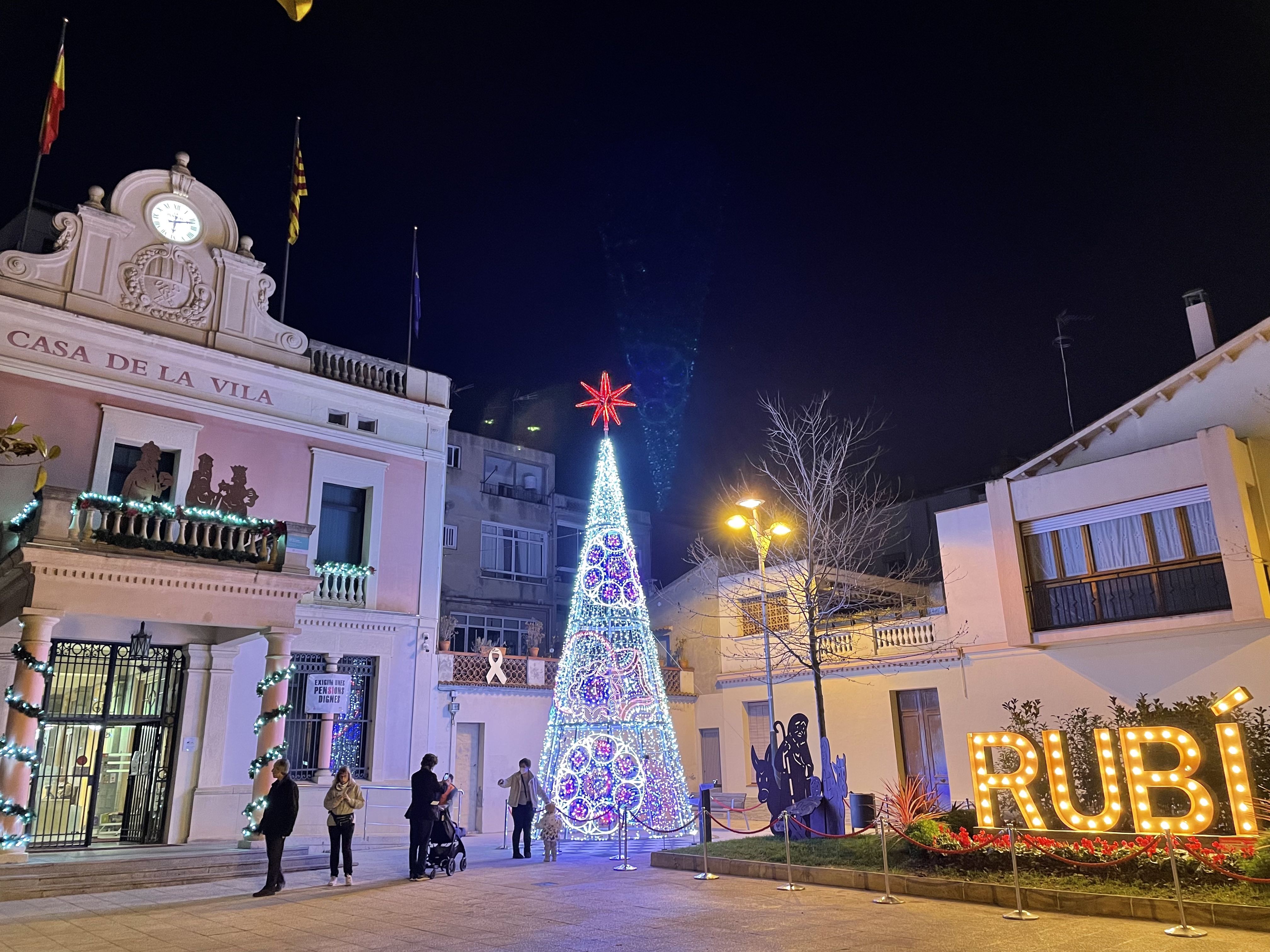 Decoració de Nadal a la plaça Pere Aguilera. FOTO: NHS 