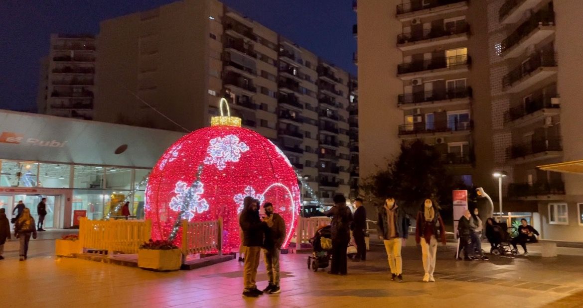 Decoració de Nadal a la plaça de la Nova Estació. FOTO: Arnau M.