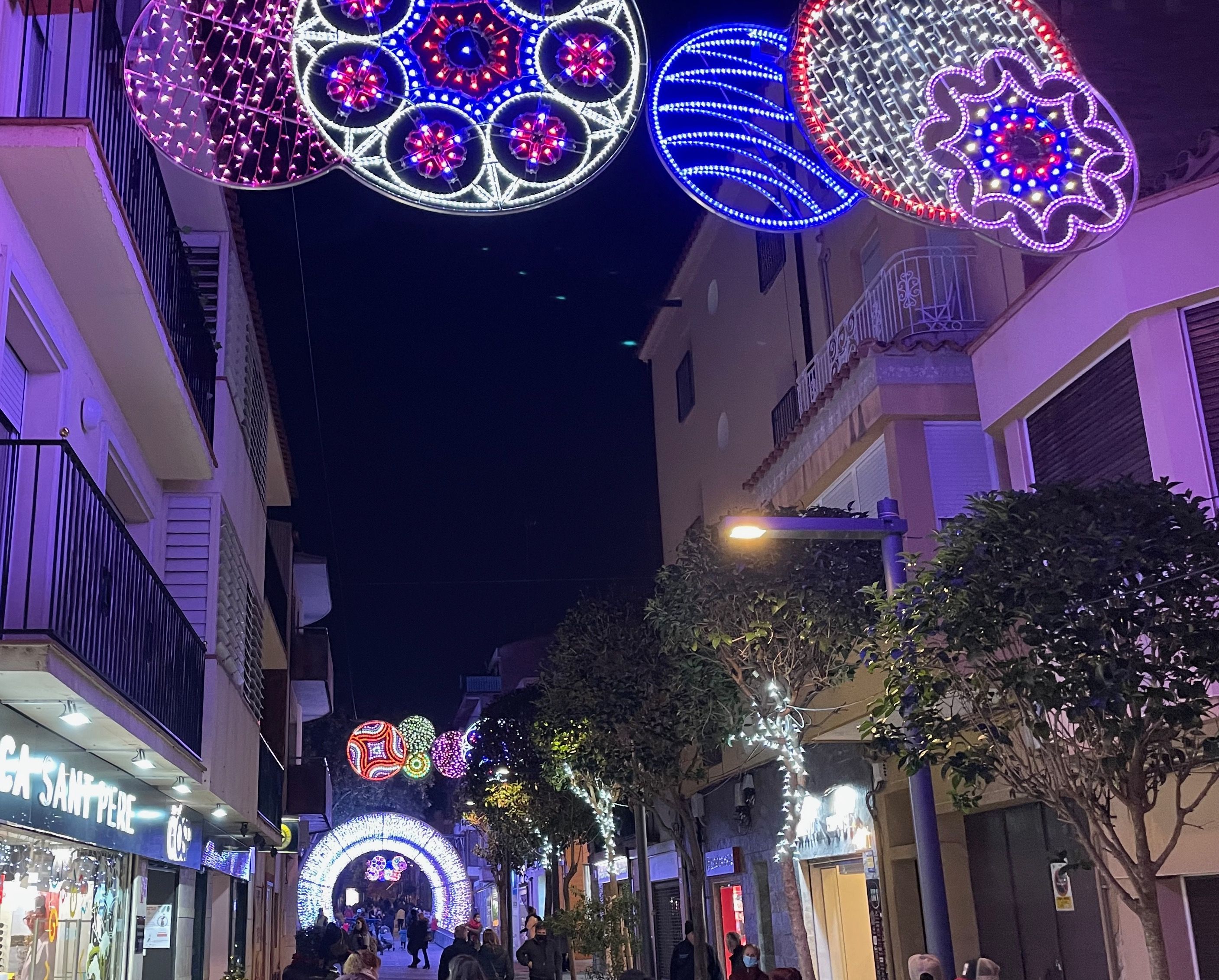 Llums de Nadal al carrer de Doctor Maximí Fornés. FOTO: NHS