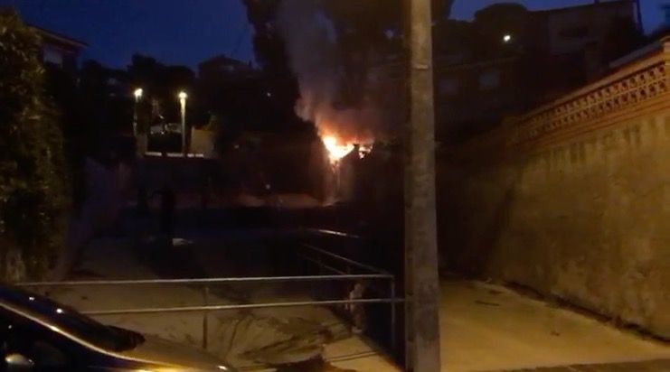 Els veïns han apagat les flames abans que arribessin els Bombers. VÍDEO: Cedits per O.G. 