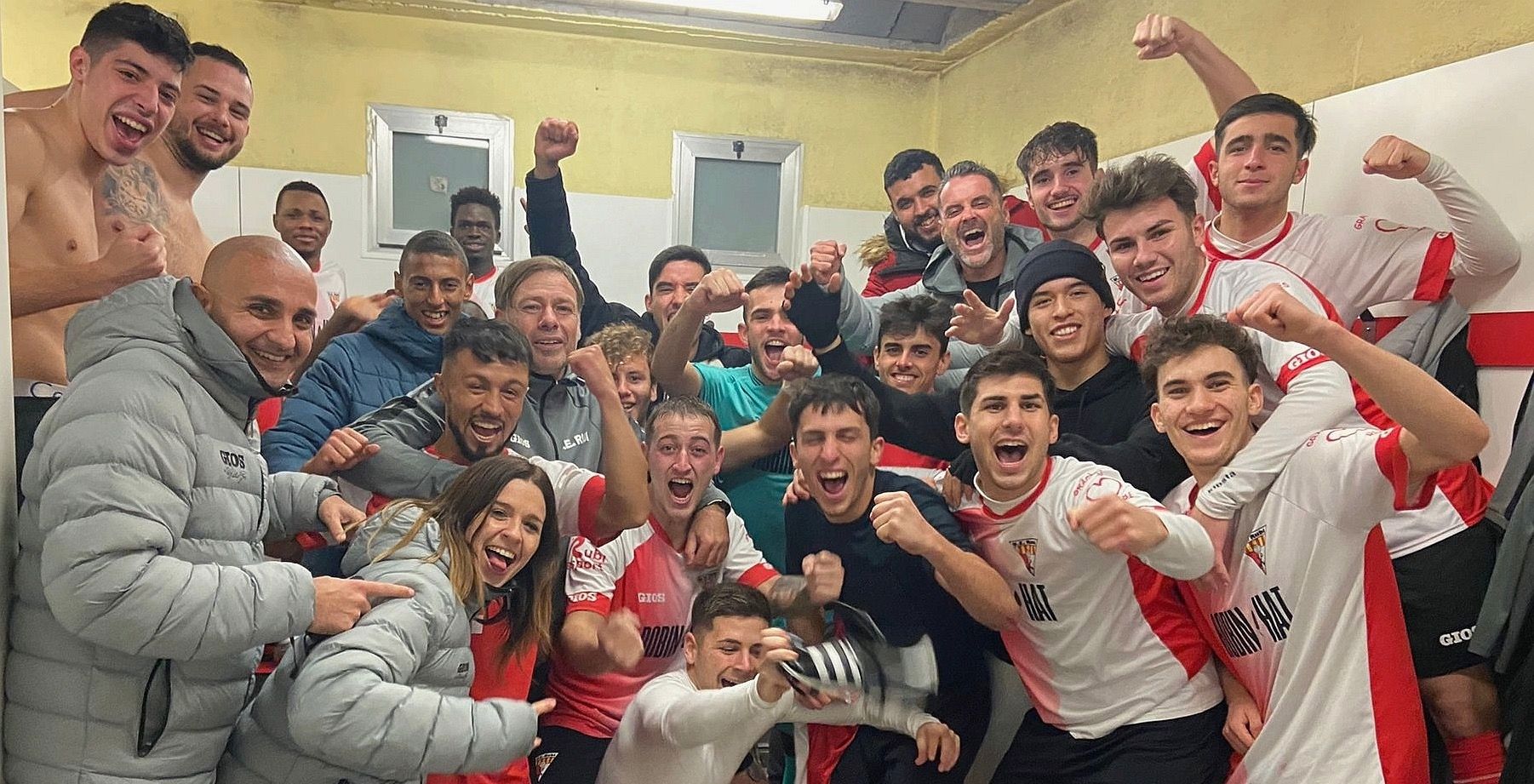 El filial de la UE Rubí celebra la victòria davant el Planadeu. FOTO: Cedida