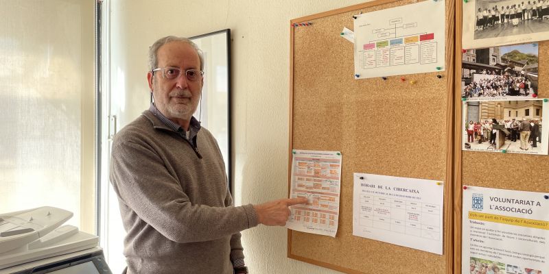 Rafael Rusiñol al seu despatx assenyalant el calendari d'activitats de l'associació. FOTO: NHS