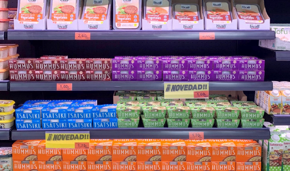 Prestatge de la cadena de supermercats Mercadona amb diverses varietats d'hummus. FOTO: Cedida
