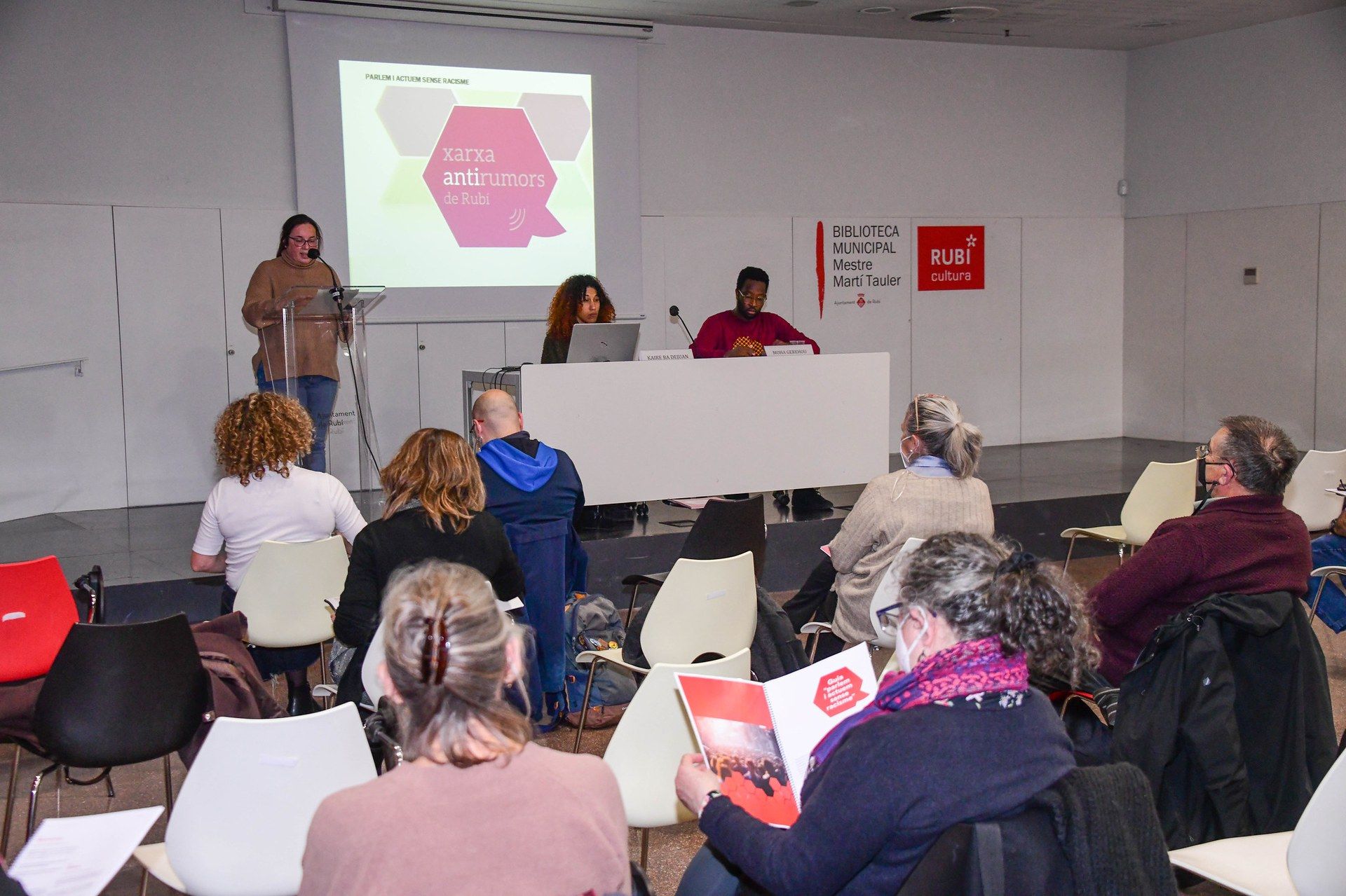 Imatge de la presentació a la biblioteca. FOTO: Ajuntament de Rubí/Localpres