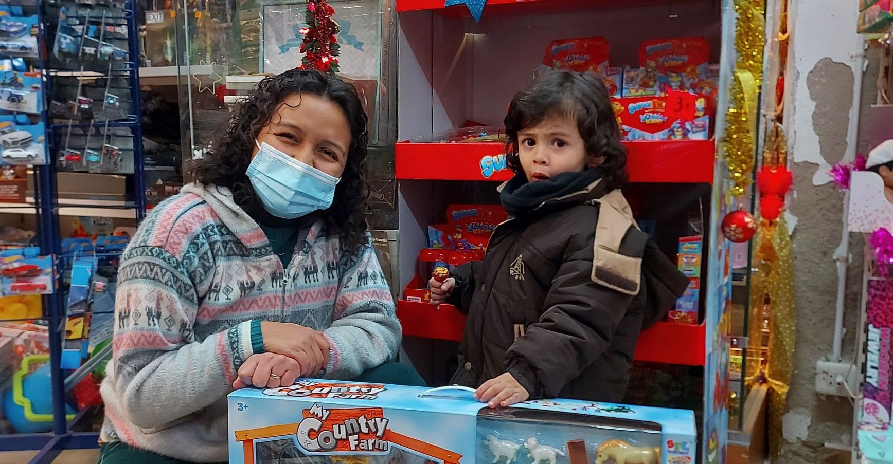 La Carol fa entrega al Noah del regal que ha guanyat per participar en el sorteig infantil del TOT Rubí, cortesia d'Establiments Vilalta. FOTO: Cedida