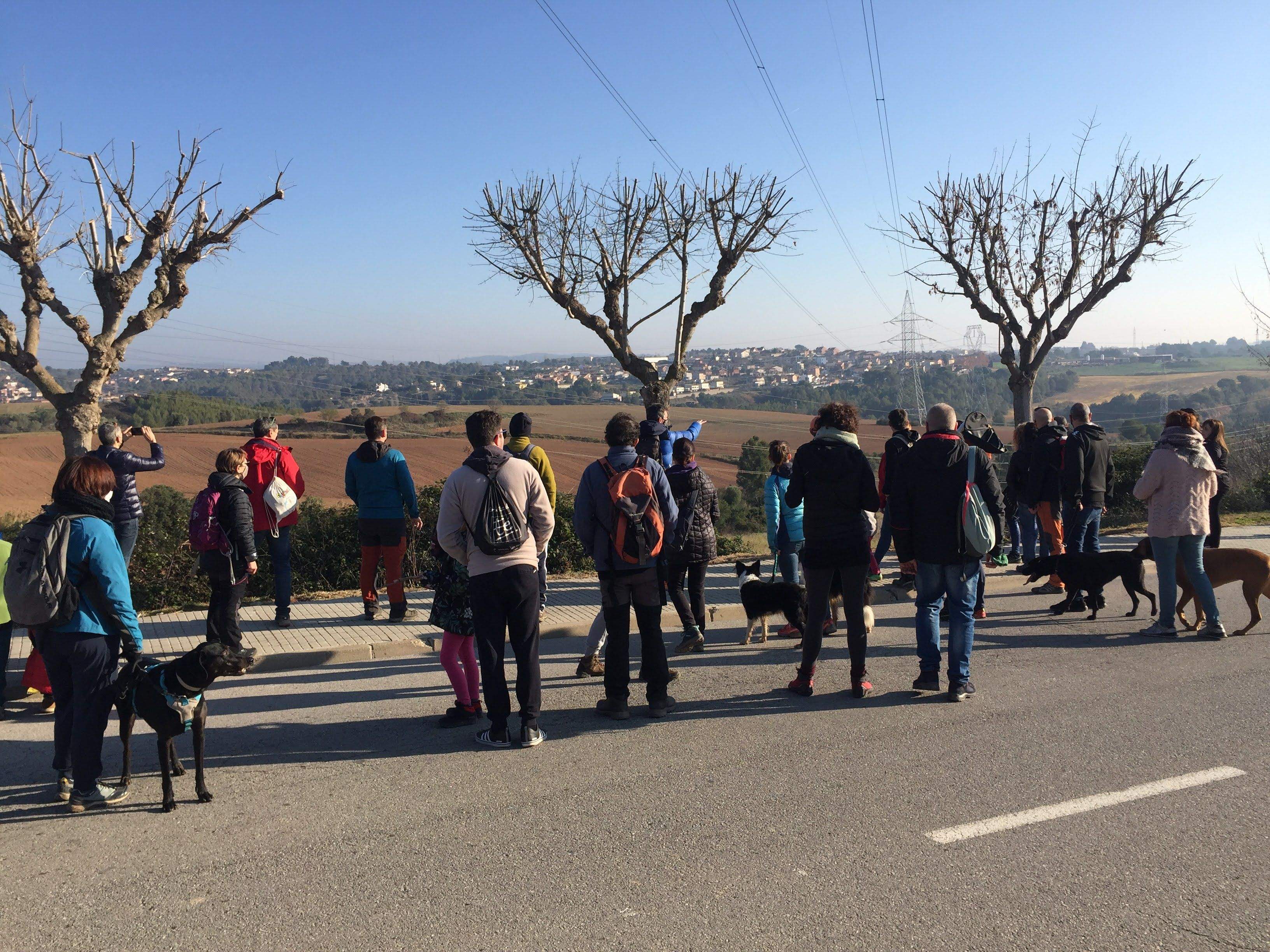 Moment de la caminada organitzada per ERC Rubí a Can Balasc contra les línies d'alta tensió projectades per Forestalia. FOTO: Cedida
