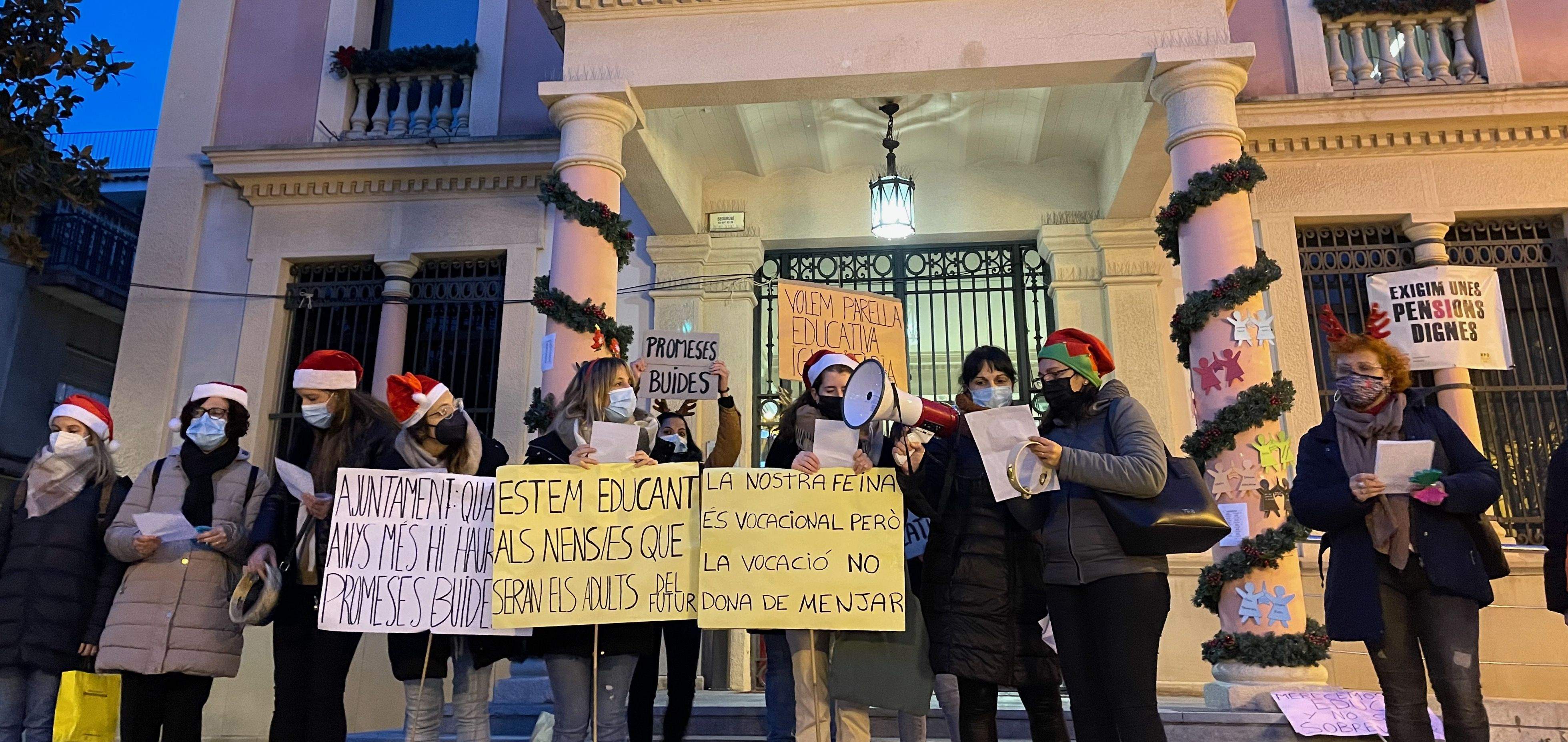 Educadores de la Lluna i Sol Solet davant l'Ajuntament de Rubí. FOTO: NHS