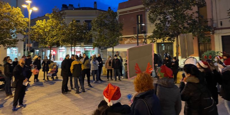 Concentració a la plaça de l'Ajuntament de les educadores de la Lluna i Sol Solet. FOTO: NHS