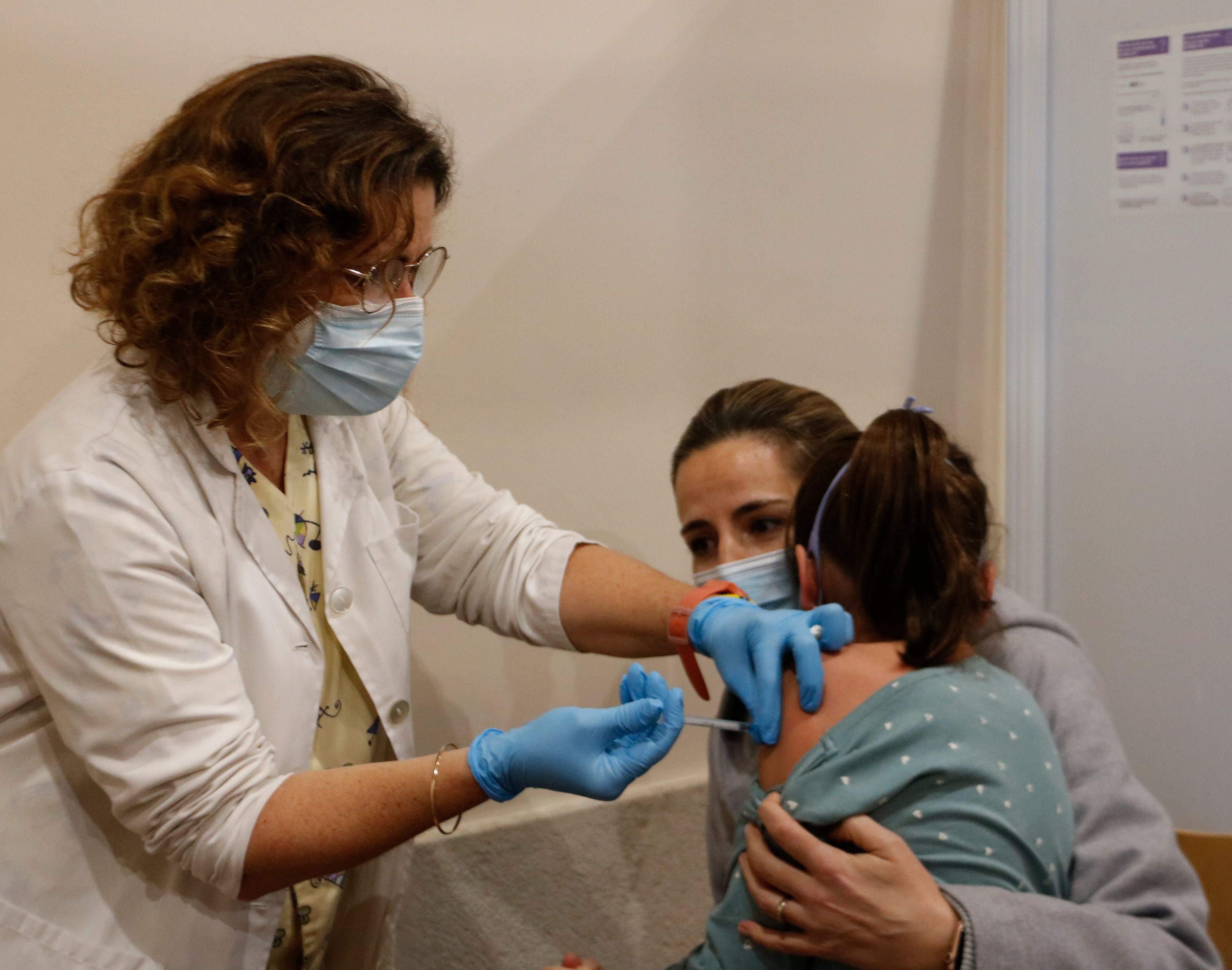 Administració d'una vacuna a un nena. FOTO: Gemma Aleman (ACN)