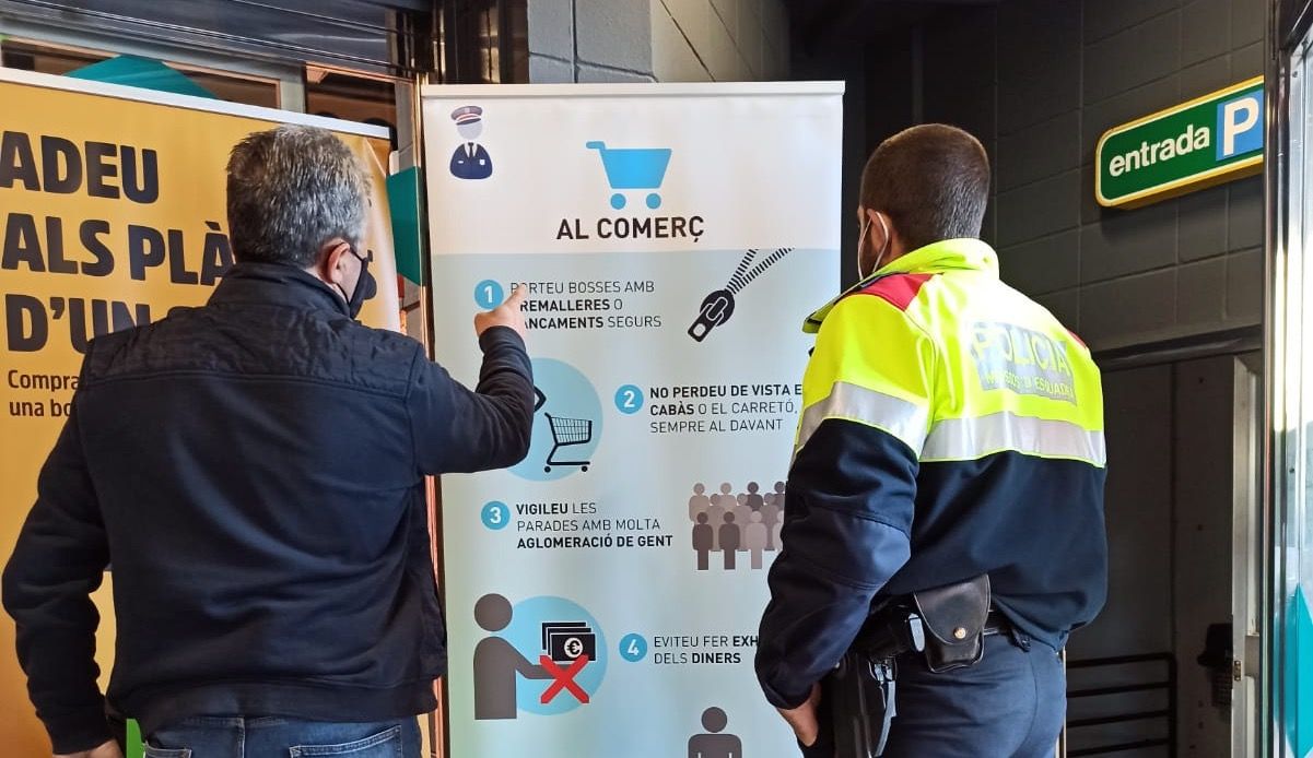 Un dels plafons situats a l'entrada del Mercat municipal de Rubí. FOTO: Mossos