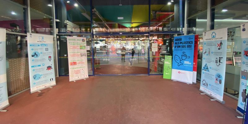Entrada del Mercat de Rubí amb l'exposició itinerant de Mossos d'Esquadra. FOTO: Mossos