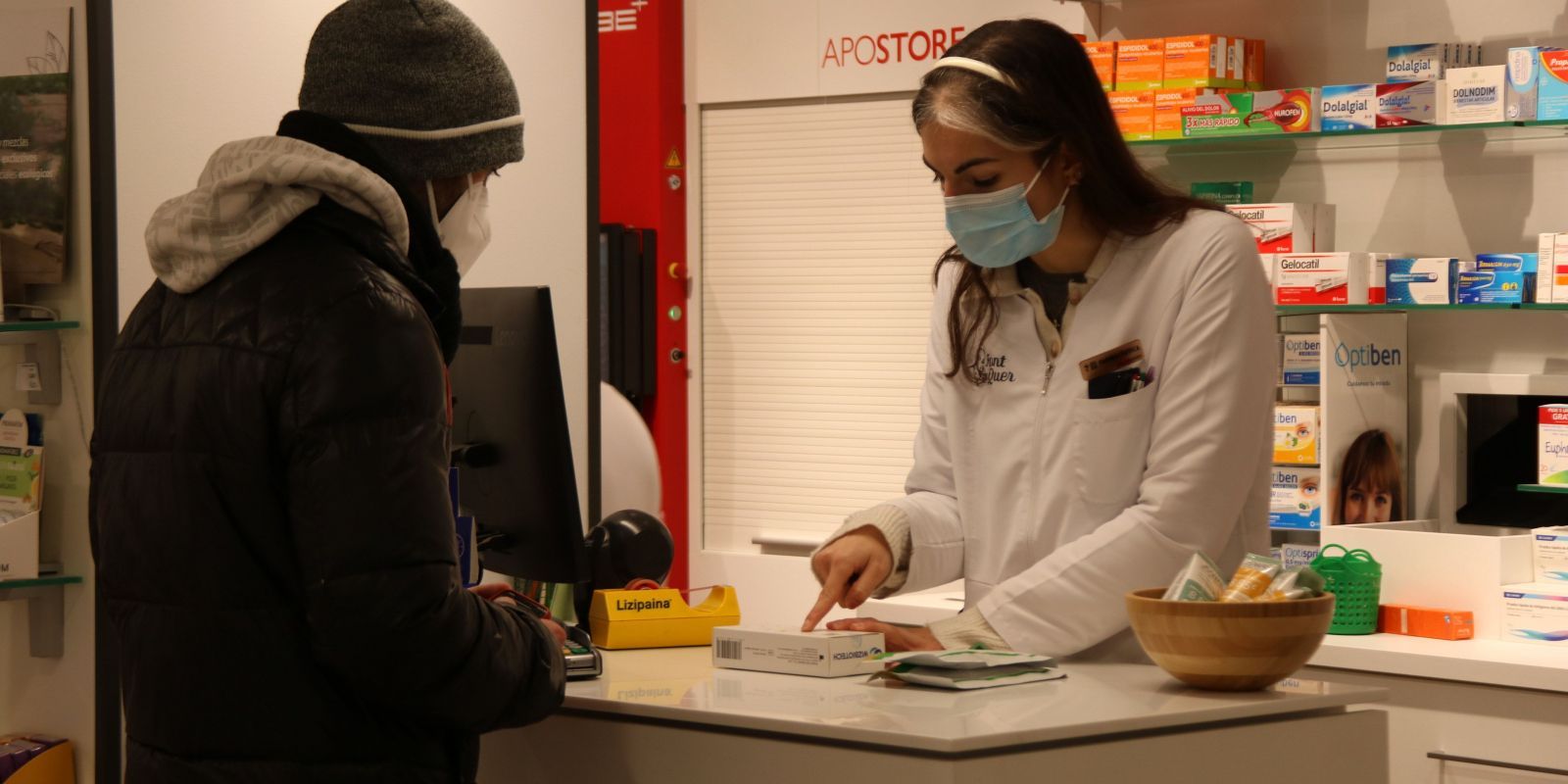 Una farmacèutica de Tarragona venent un test d'antígens. FOTO: ACN