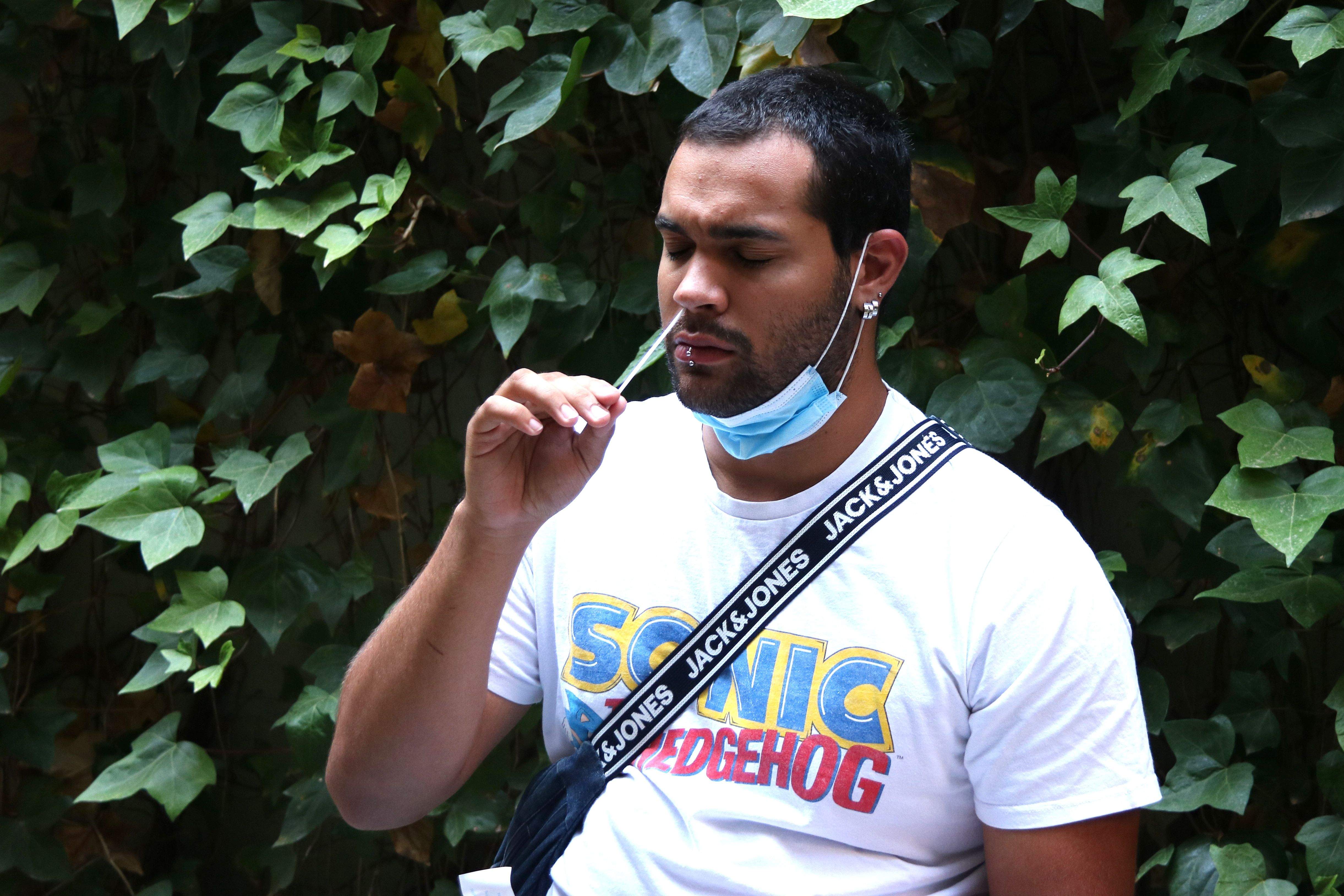 Una persona fent-se un test d'antígens. FOTO: Carola López (ACN)