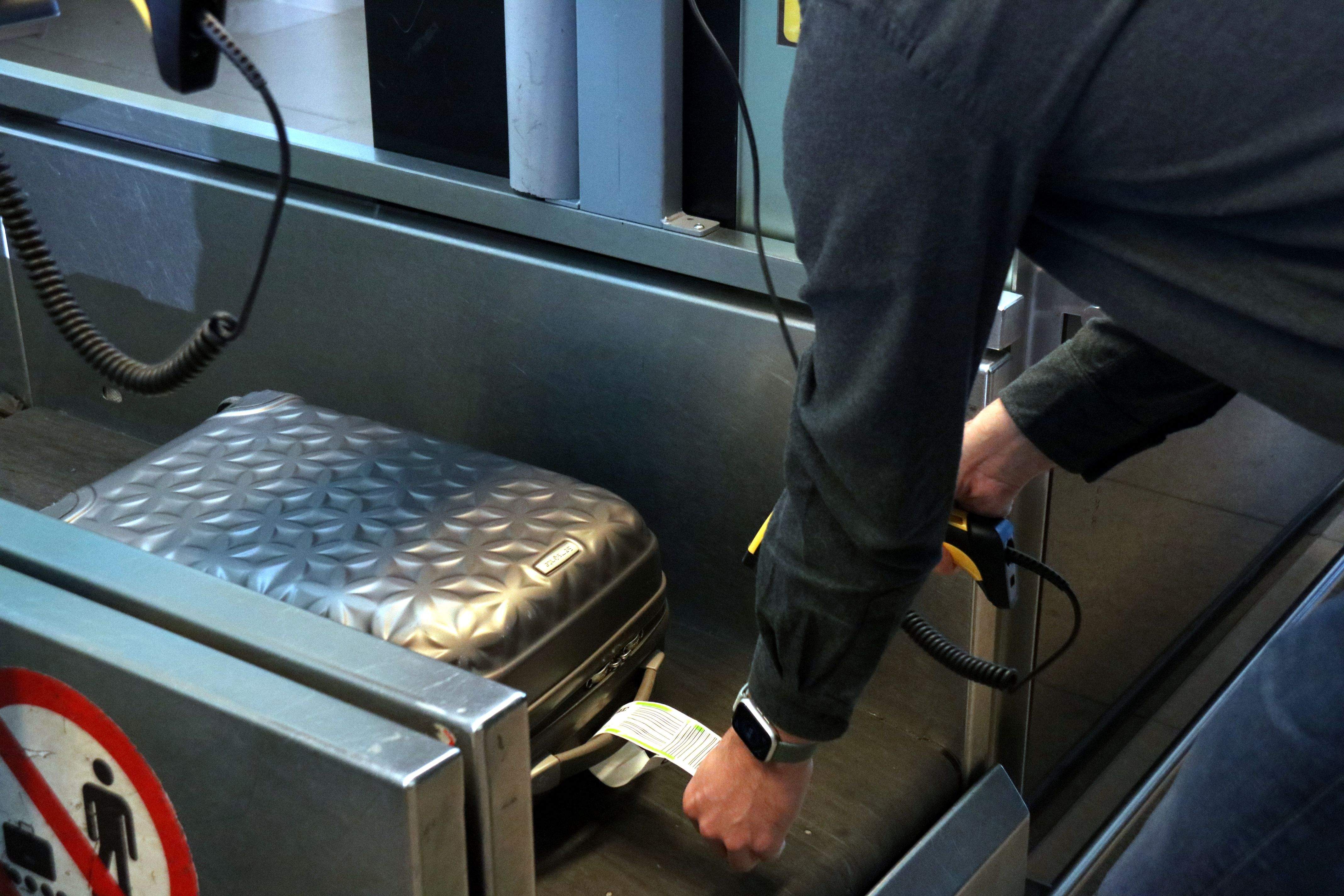 Un jove rubinenc no ha pogut volar fins als EUA per no disposar de les dues vacunes contra la Covid-19. FOTO: Lluís Síbils (ACN) Un jove rubinenc no ha pogut volar fins als EUA per no disposar de les dues vacunes contra la Covid-19. FOTO: Lluís Síbils (ACN)