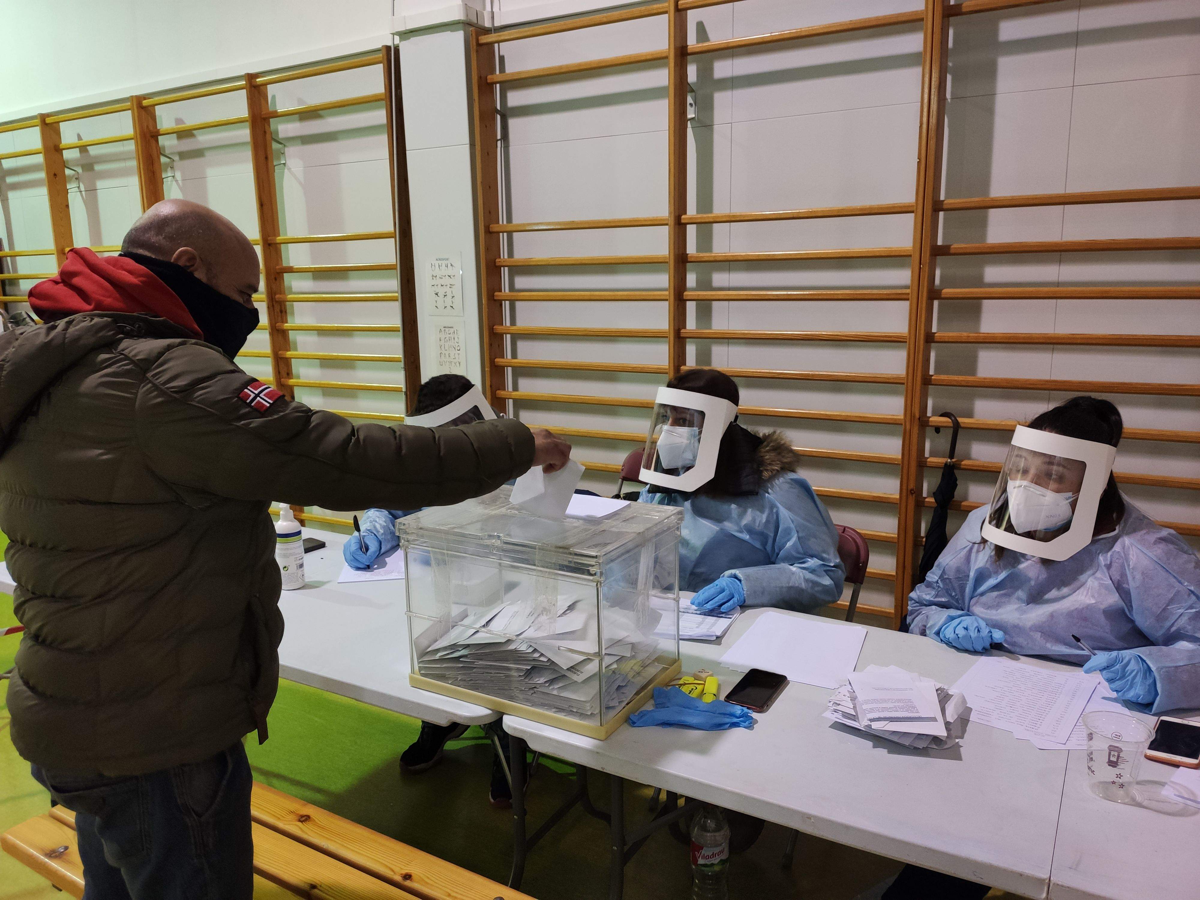 Eleccions del 14 de febrer a Rubí entre importants mesures de seguretat, sobretot per a les persones designades a les meses electorals. FOTO  Núria H.