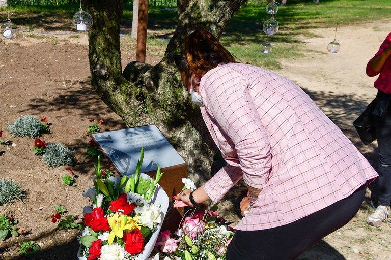 Homenatge als rubinencs que han perdut la vida per la Covid-19 amb un memorial a l'amfiteatre del Castell. FOTO: Ajuntament de Rubí - Localpres