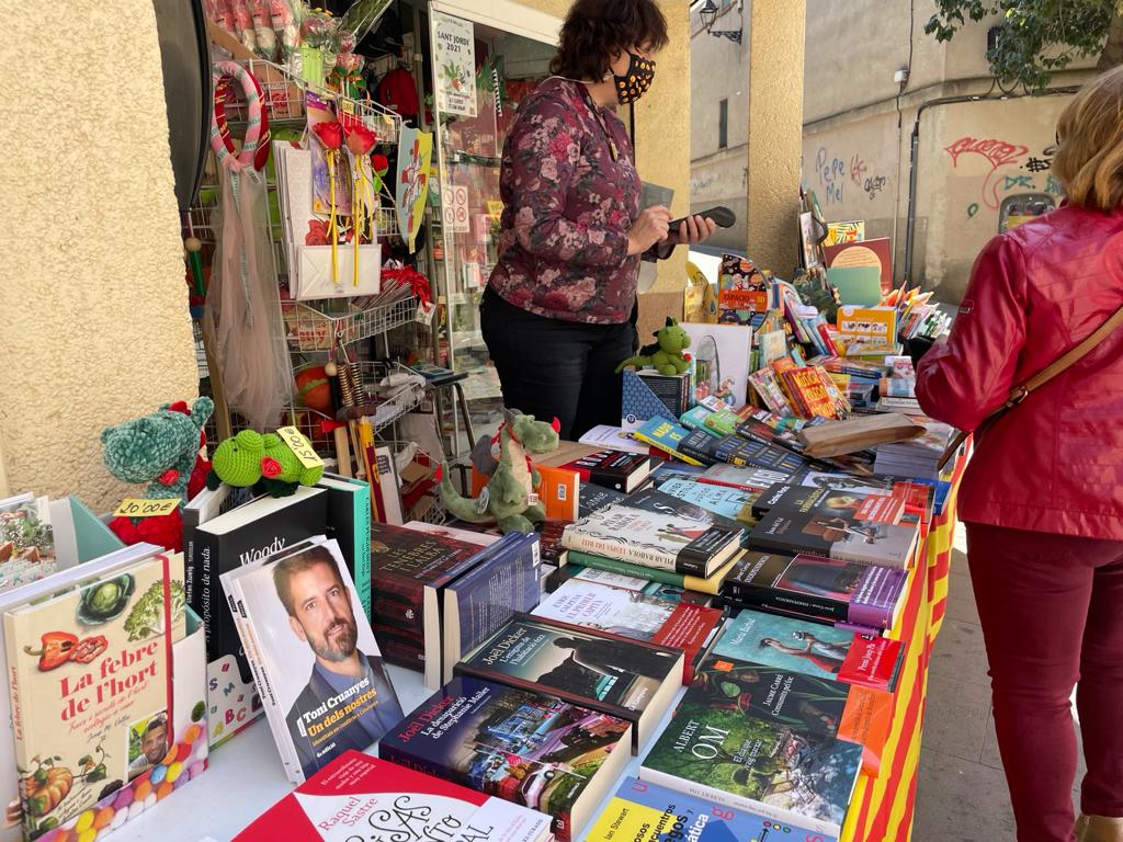 La Diada de Sant Jordi es torna a celebrar després de la pandèmia amb una relaxació de les restriccions. FOTO: Núria Hueso