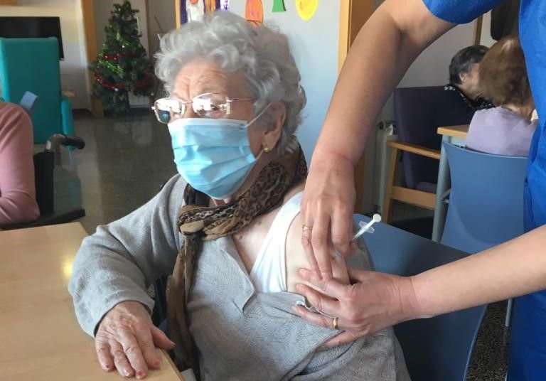 Trinidad Marin Villanueva, de 91 anys, es converteix en la primera persona vacunada contra la Covid-19 a la Residència Assistida de Rubí. FOTO: Departament de Salut