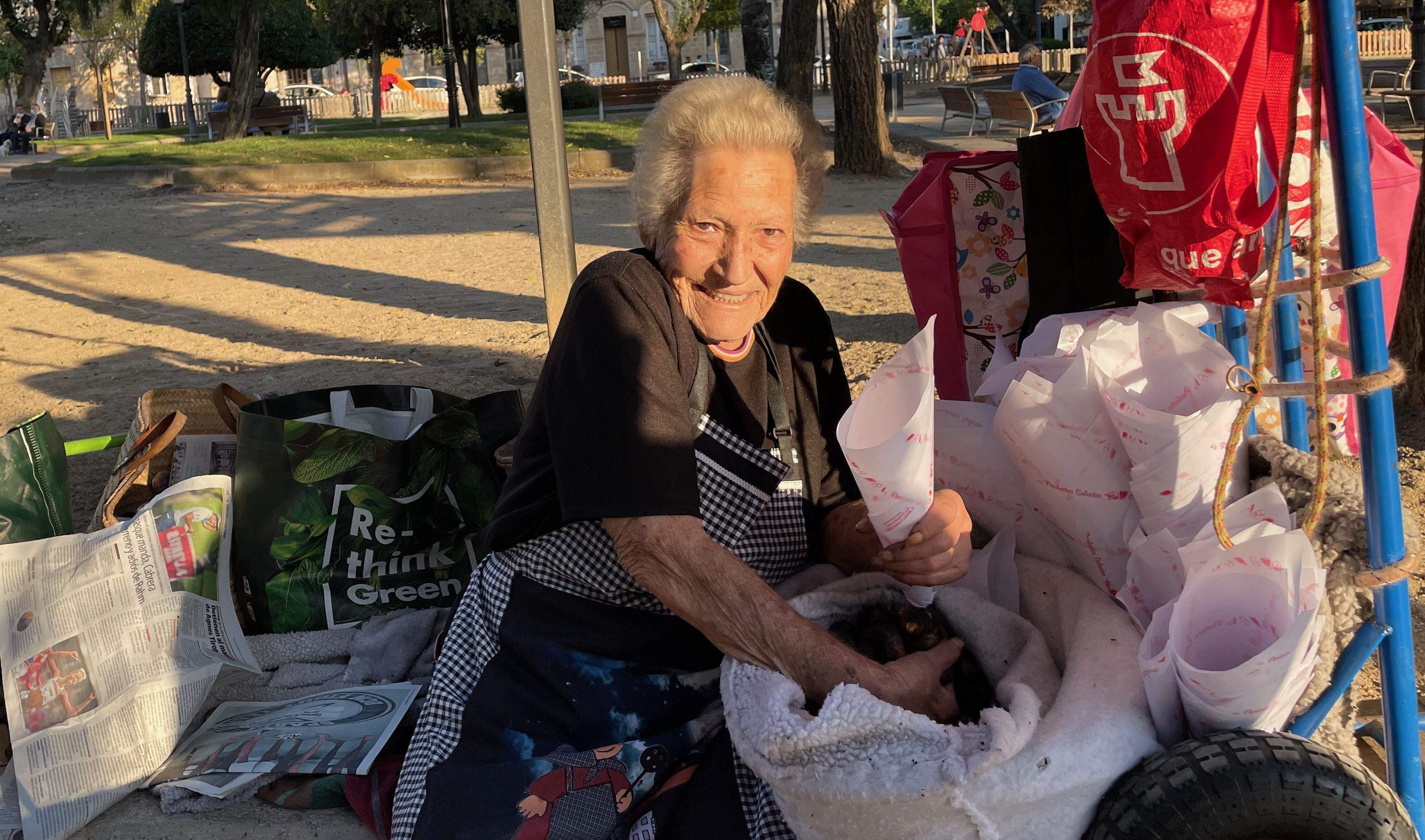 La Sra. Maria asseguda al costat de la plaça Pearson, una estampa típica de cada tardor a la ciutat. FOTO  NHS 
