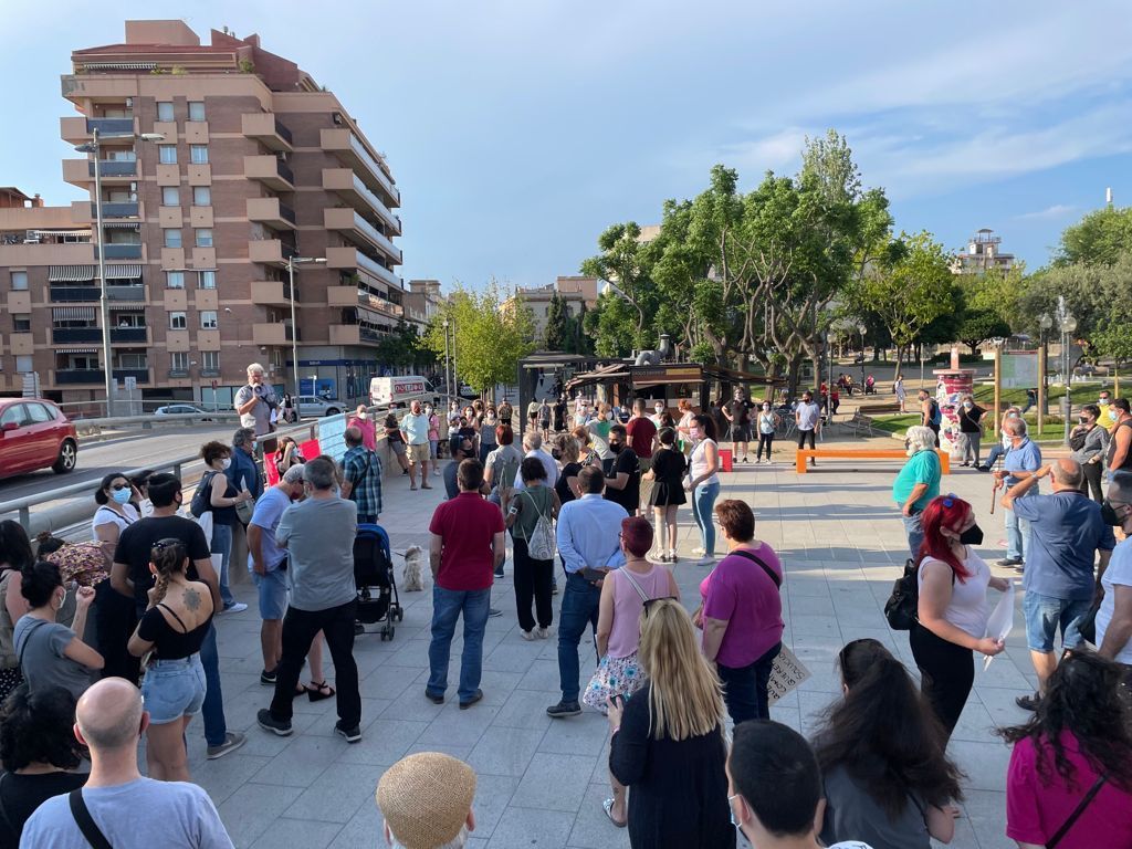 Prop d'una vuitantena de persones es concentren a la plaça de l'Estació de Rubí per protestar contra la sensació d'inseguretat a la ciutat. FOTO: NHS