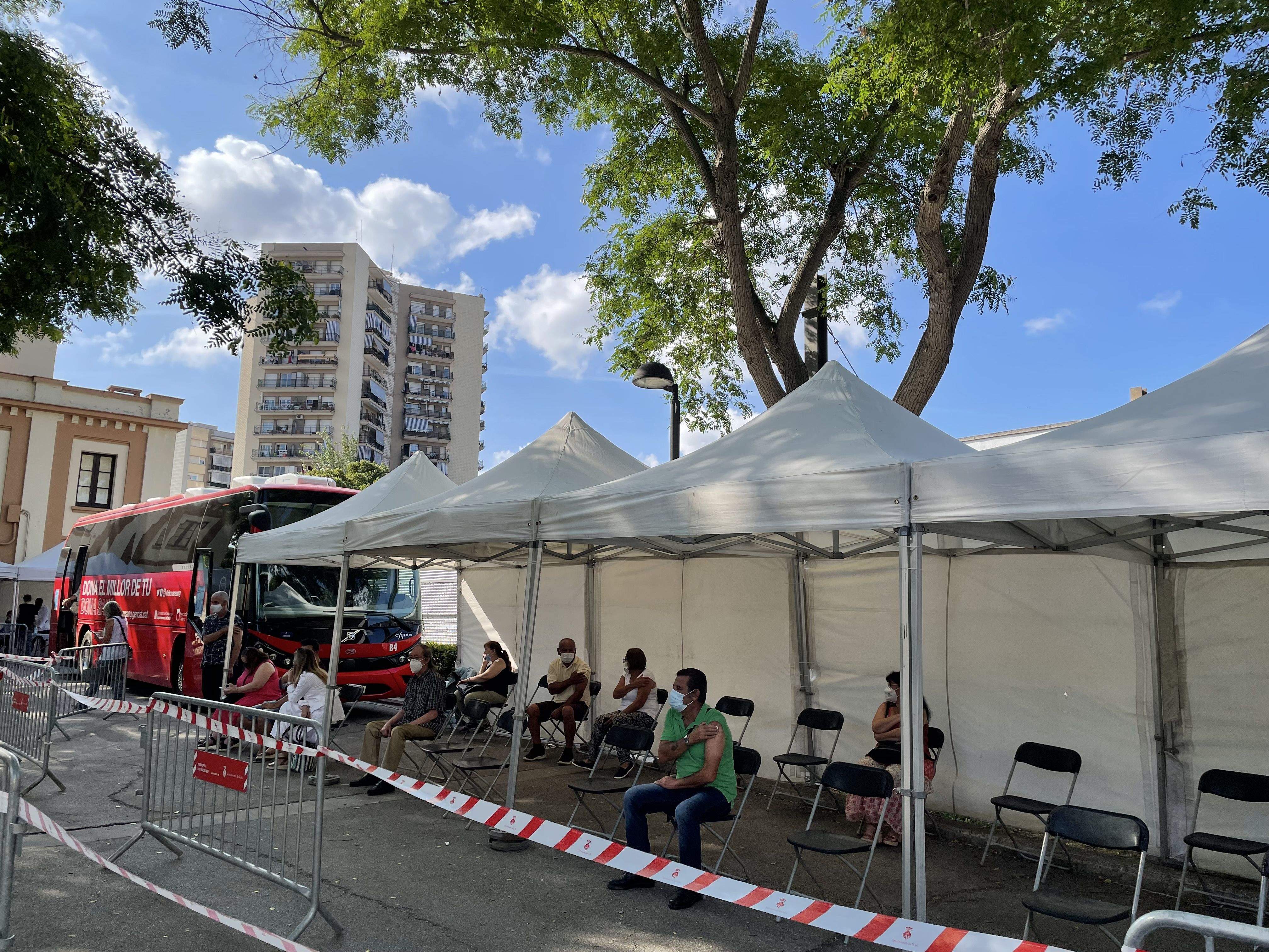 Punt de vacunació mòbil sense cita prèvia a l'antiga estació de Rubí. FOTO: NHS