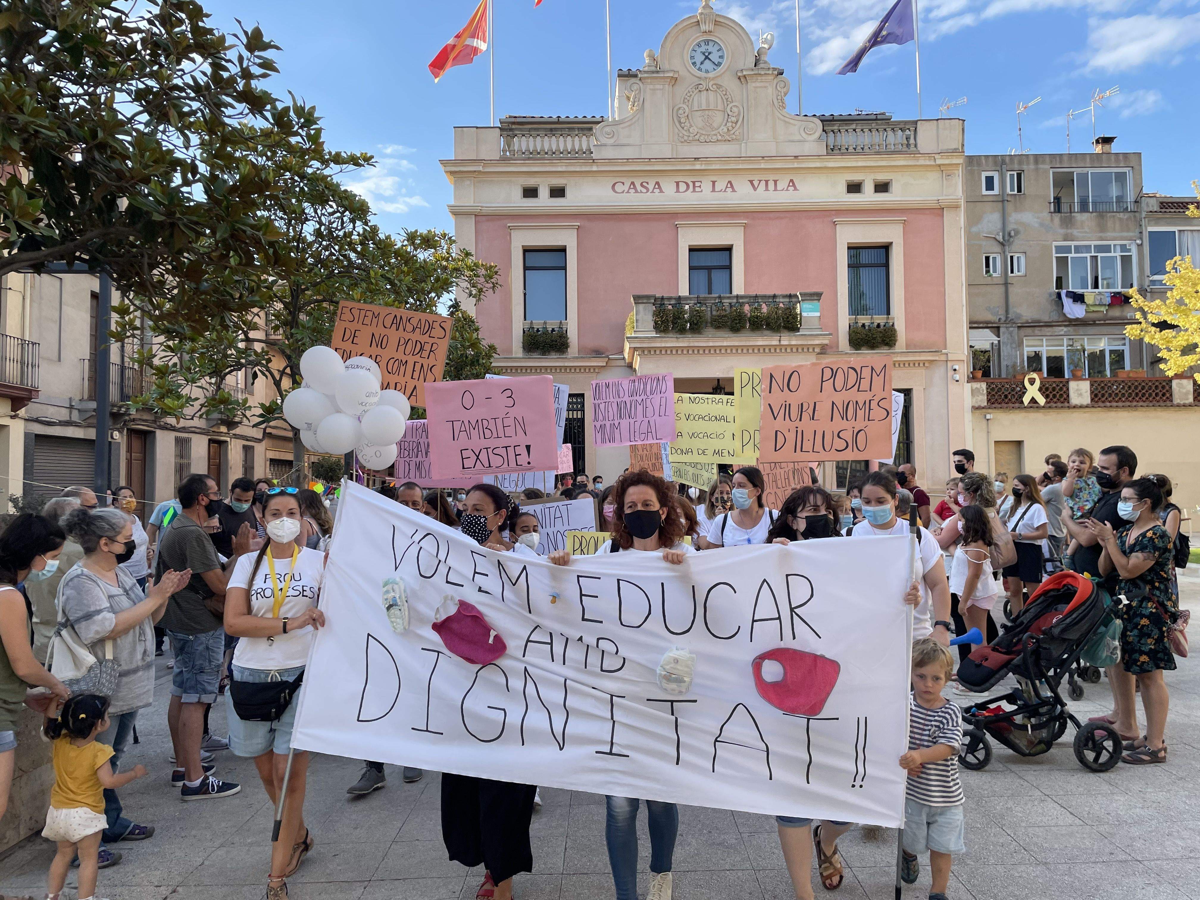 Treballadores de les escoles Sol Solet i La Lluna es manifesten per unes millors condicions laborals. FOTO: NHS 