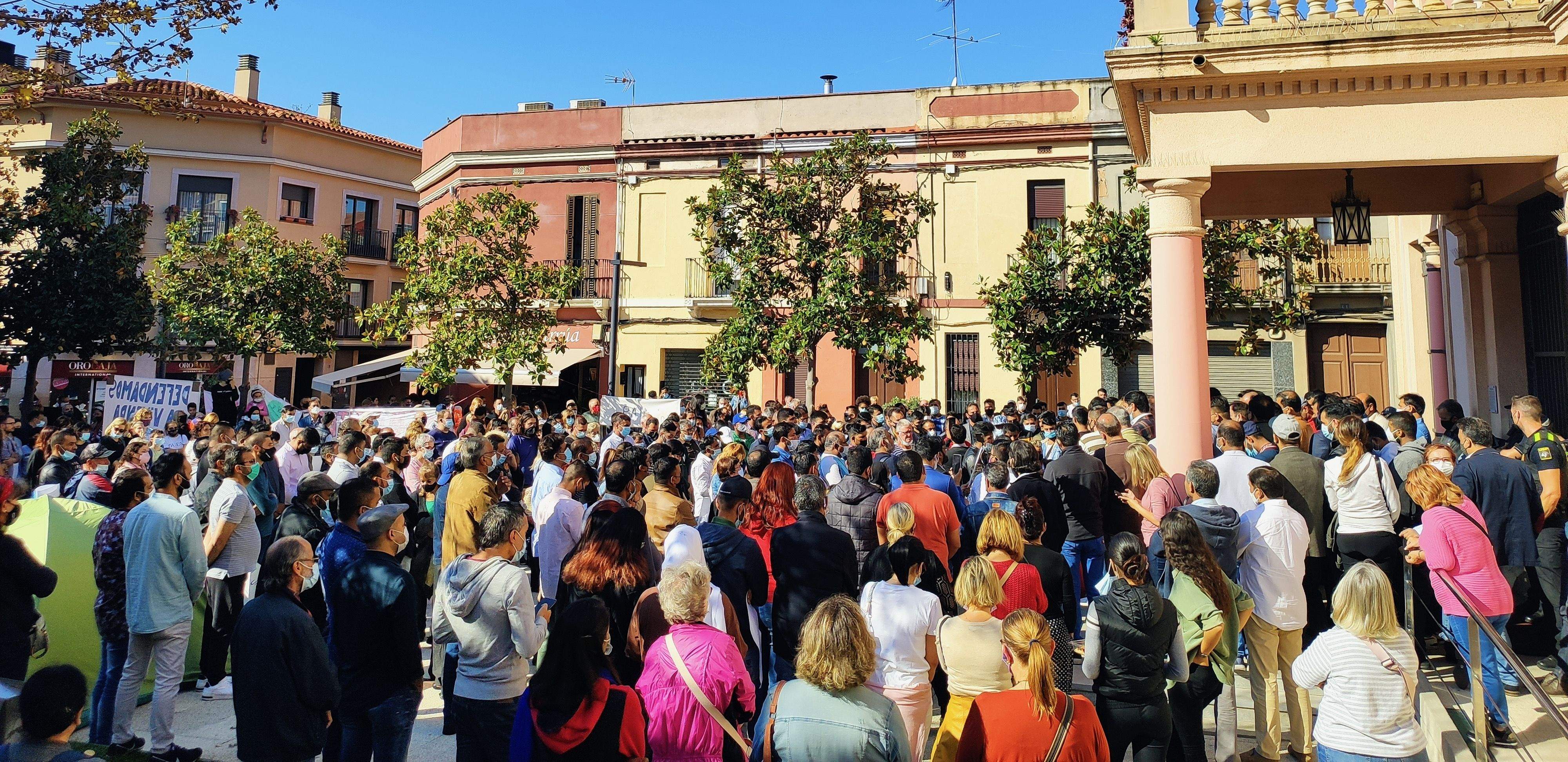 Manifestació multitudinària per condemnar l'assassinat del comerciant de Rubí. FOTO: NHS