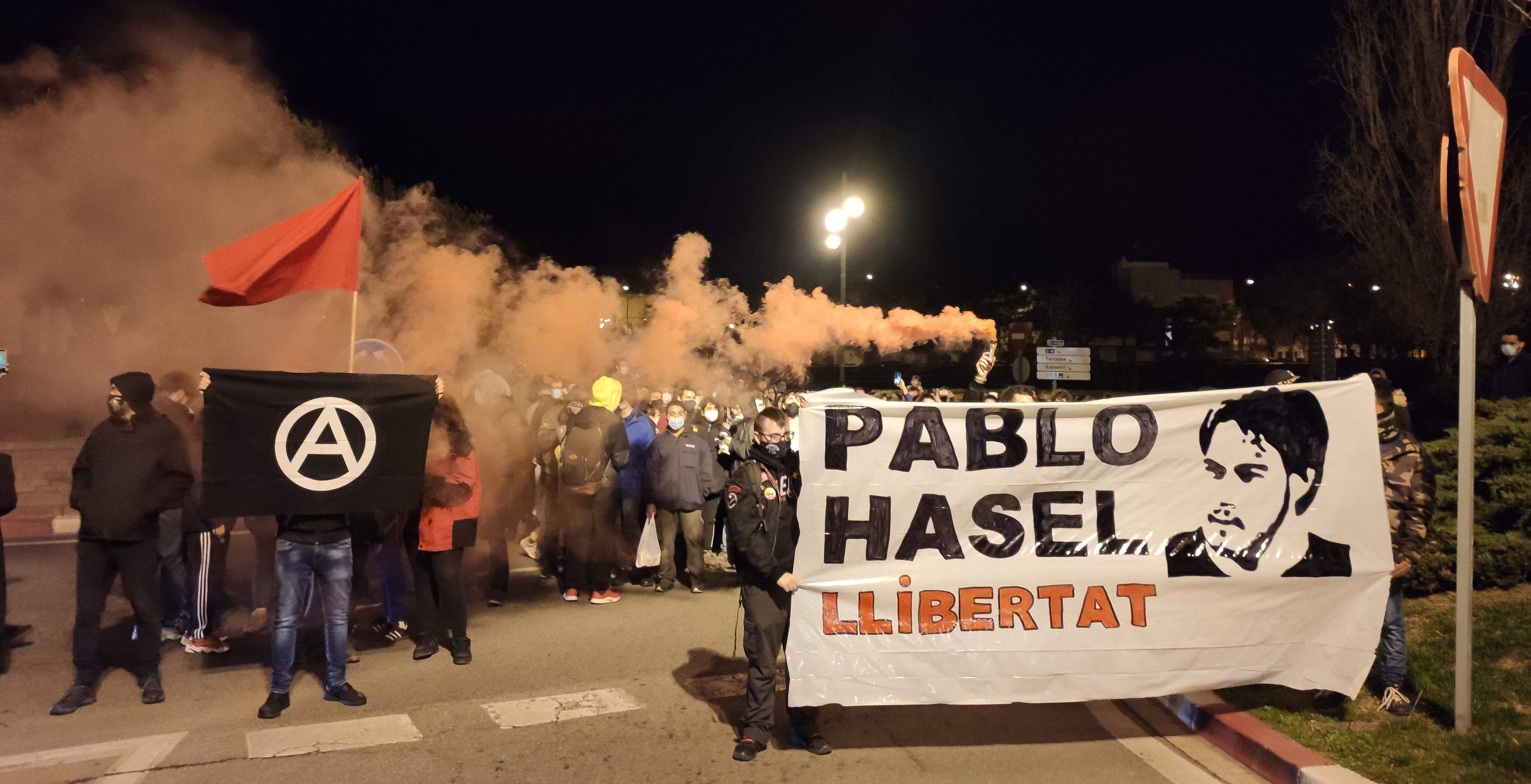Manifestació pels carrers de Rubí hores després de la detenció de Pablo Hasél. FOTO: NHS