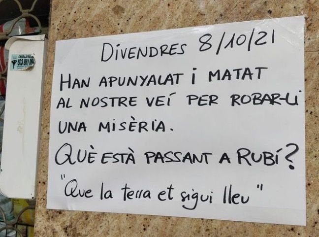 Cartell enganxat a la façana de la botiga on treballava en Hafiz. FOTO: Andrea Martínez i Cristina Garcia