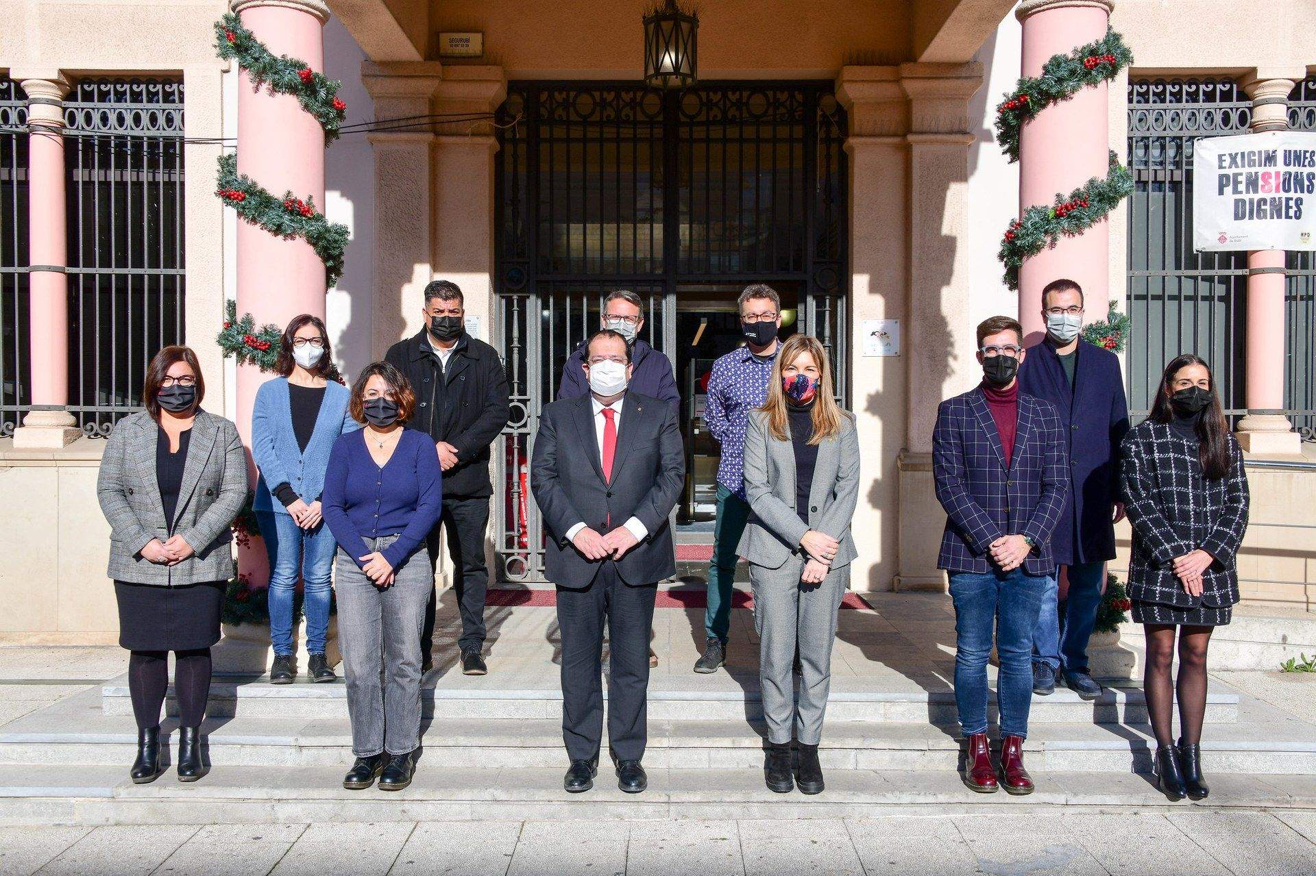 El conseller d’Interior i l'alcaldessa de Rubí, juntament amb altres membres de l'equip de govern. FOTO: Ajuntament-Localpres