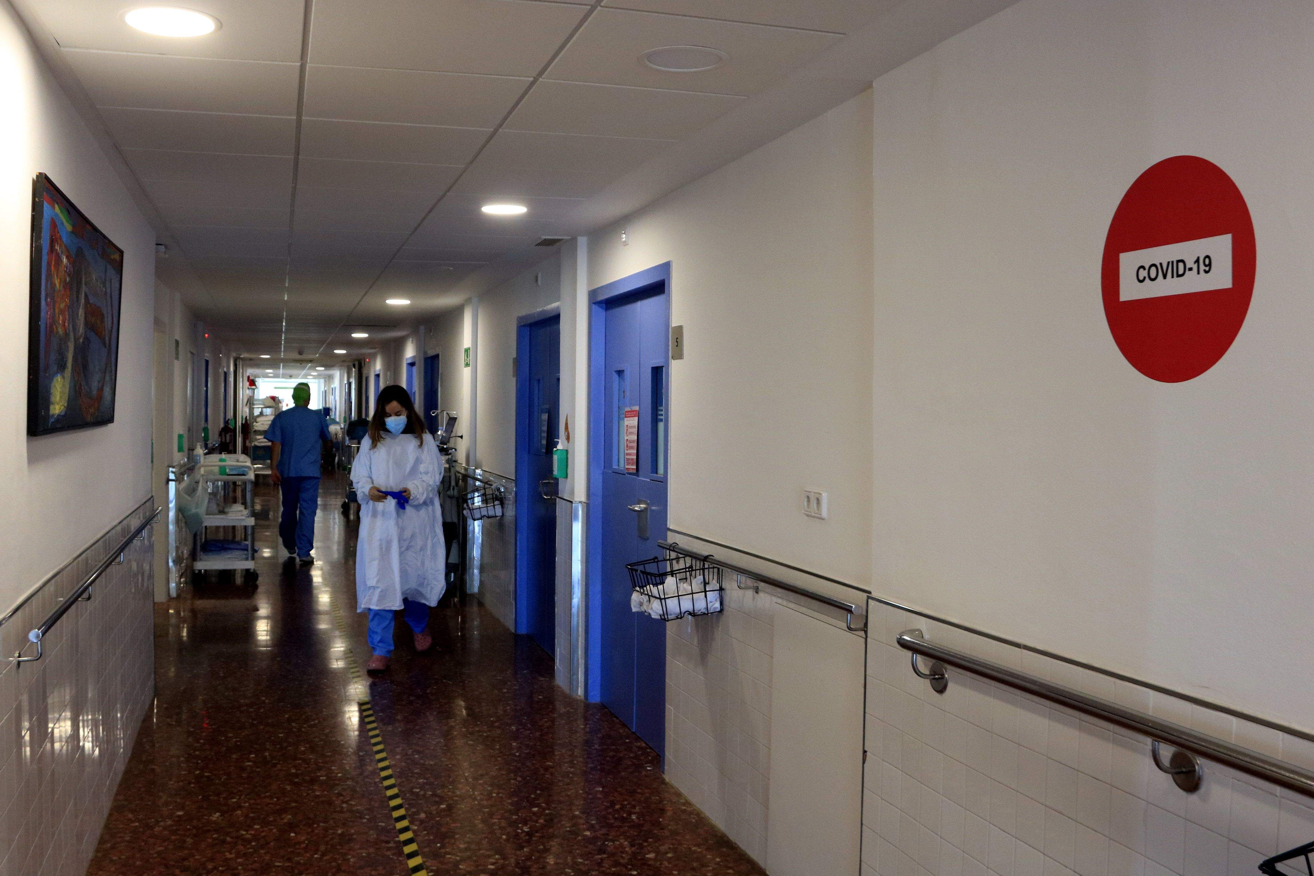 Una doctora de l'Hospital del Mar a la planta covid-19, en la sisena onada de la pandèmia. FOTO: Laura Fíguls (ACN) Una doctora de l'Hospital del Mar a la planta covid-19, en la sisena onada de la pandèmia. FOTO: Laura Fíguls (ACN)