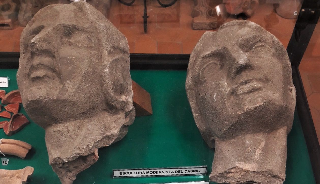 Restes de les dues estàtues que hi havia dalt de la façana del Casino Espanyol. FOTO: Natàlia Giménez