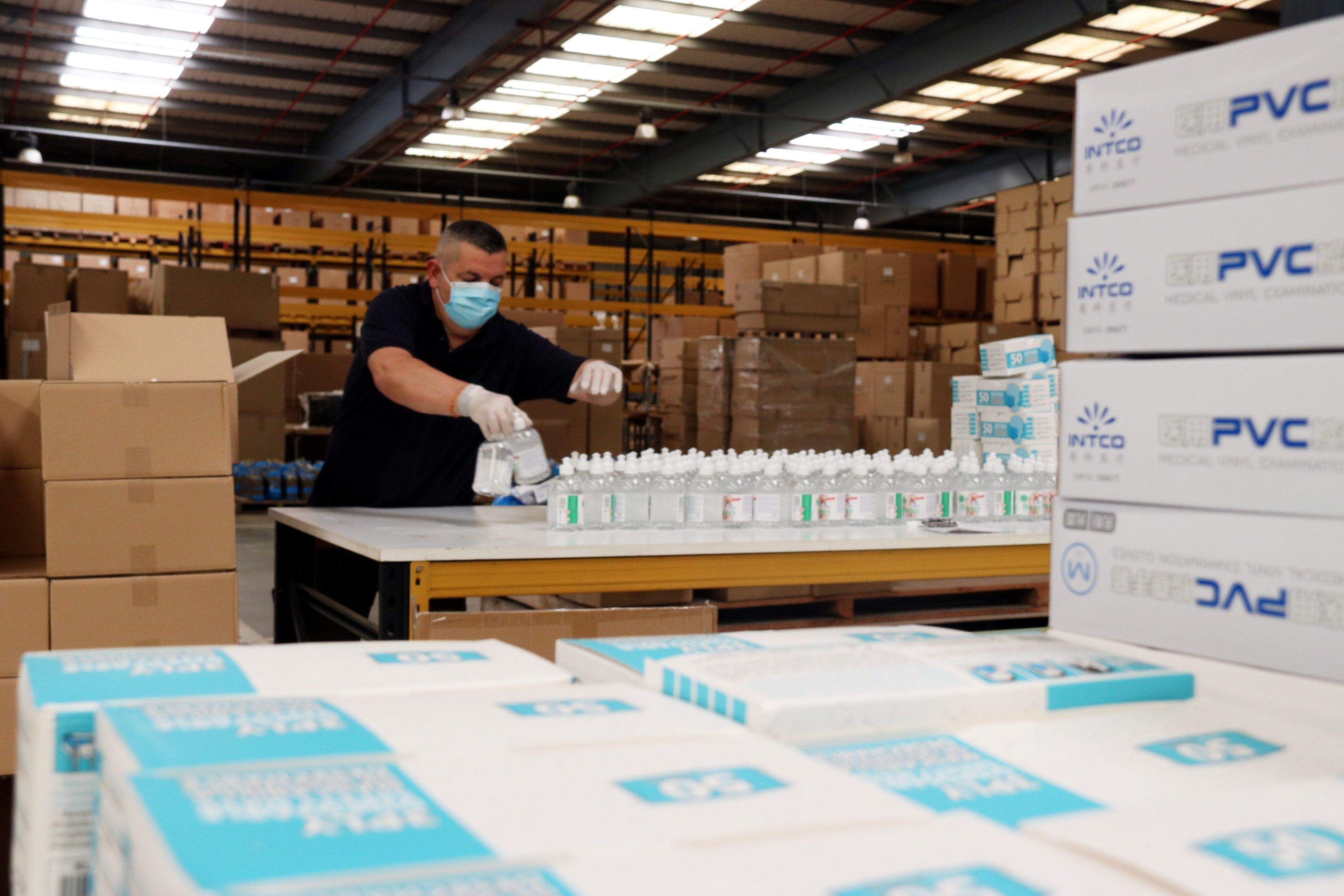 Un treballador en un magatzem preparant lots per les escoles. FOTO: Norma Vidal (ACN)