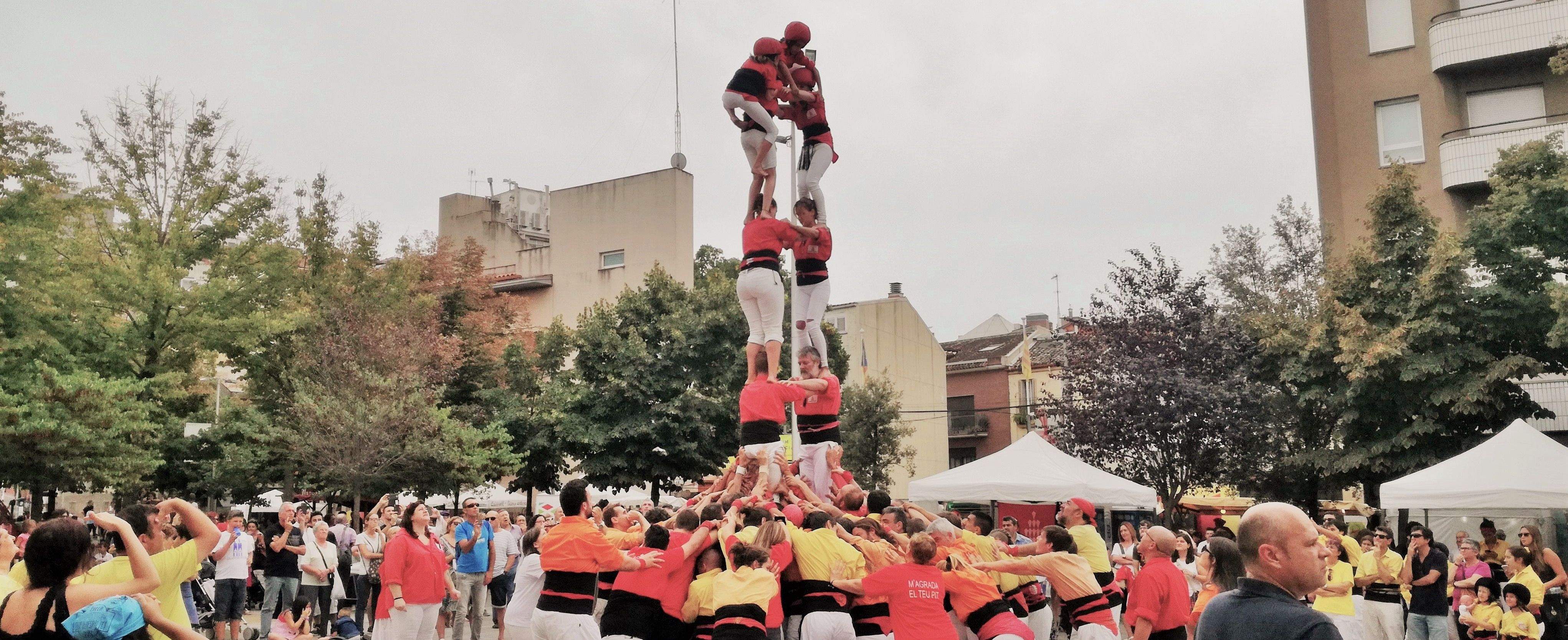 Pilar dels castellers de Rubí a la plaça del Dr. Guardiet en el 2017. FOTO: Jordi Vilalta