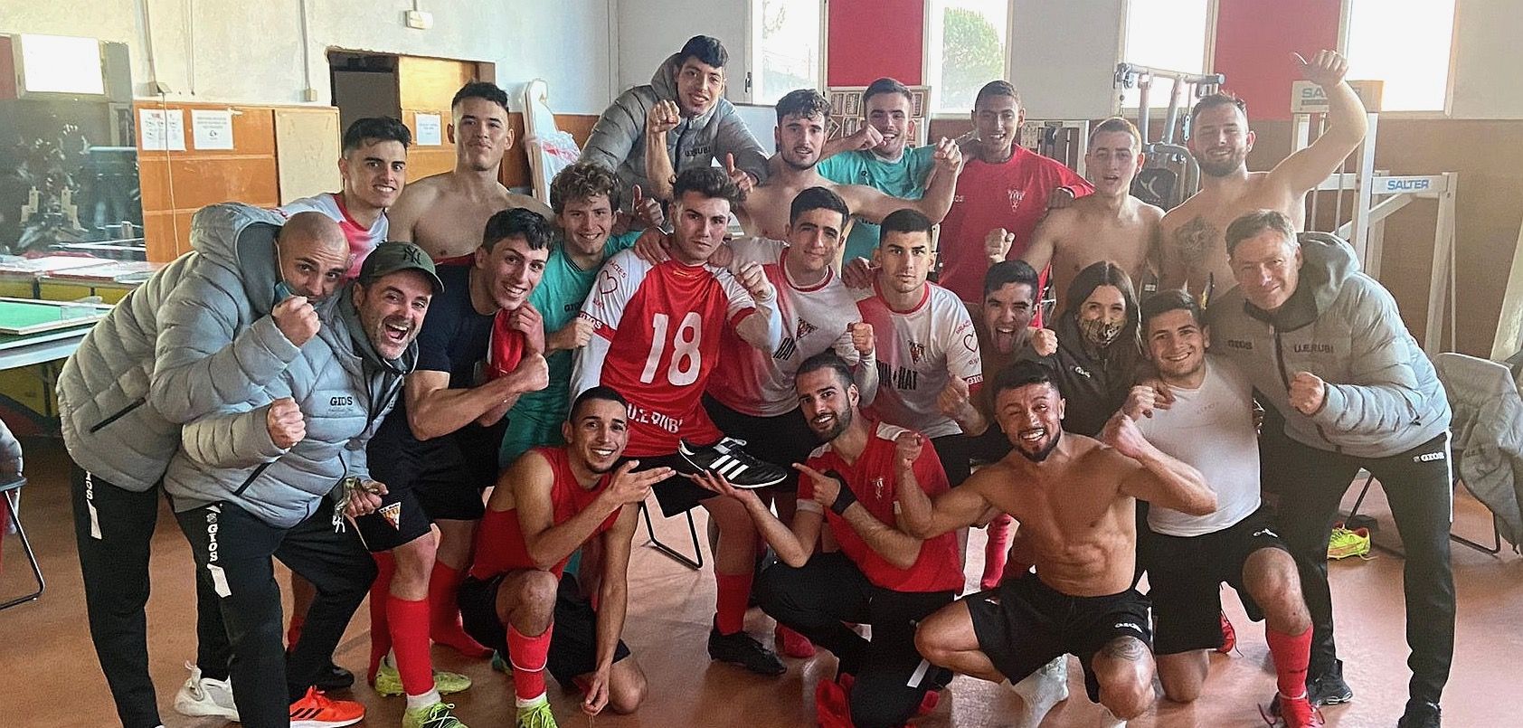 L'equip filial de la UE Rubí celebra la victòria davan del Matadepera. FOTO: UE Rubí