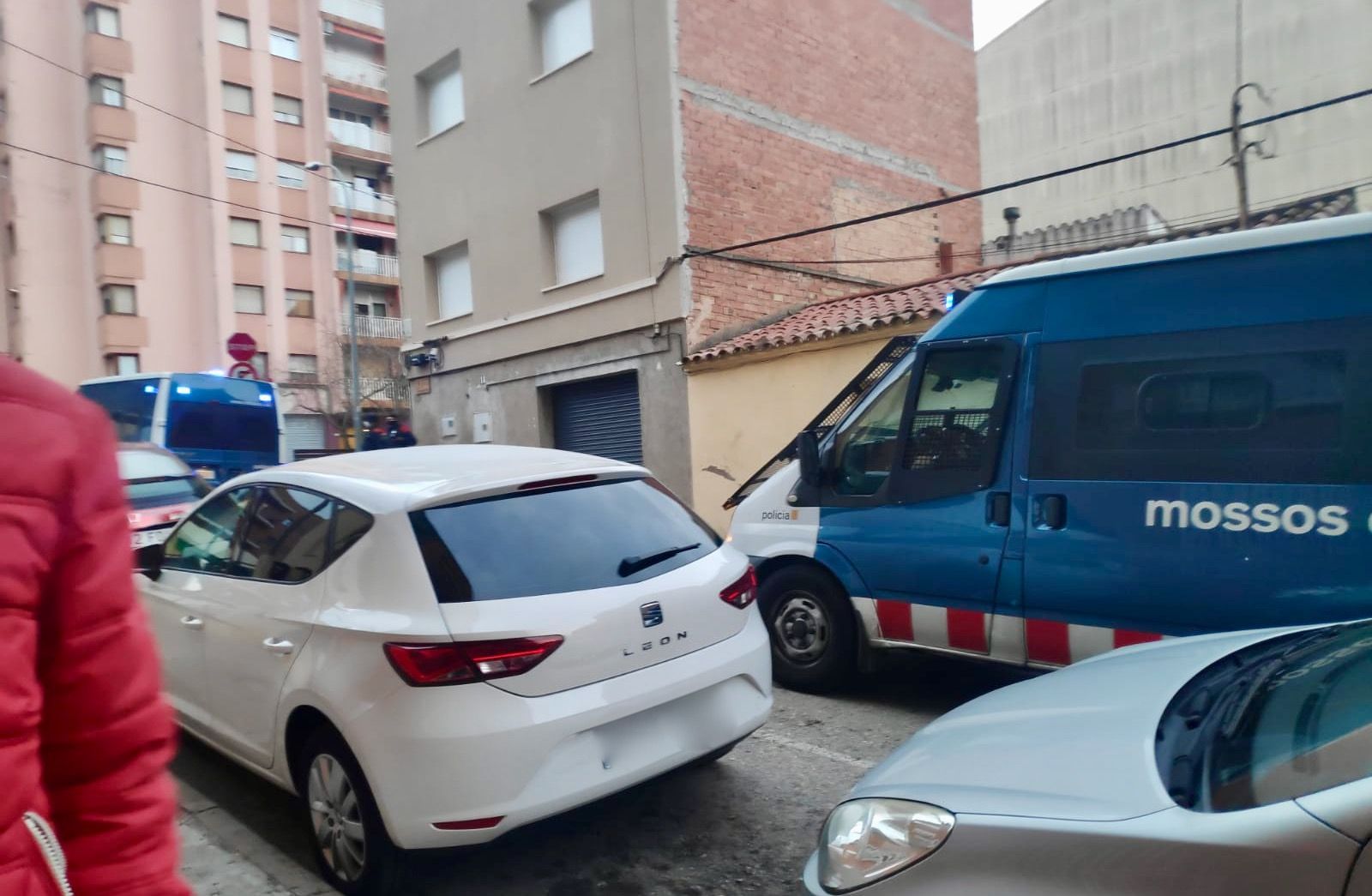 Furgoneta dels Mossos d'Esquadra al carrer Zamenhof de Rubí. FOTO: Cedida