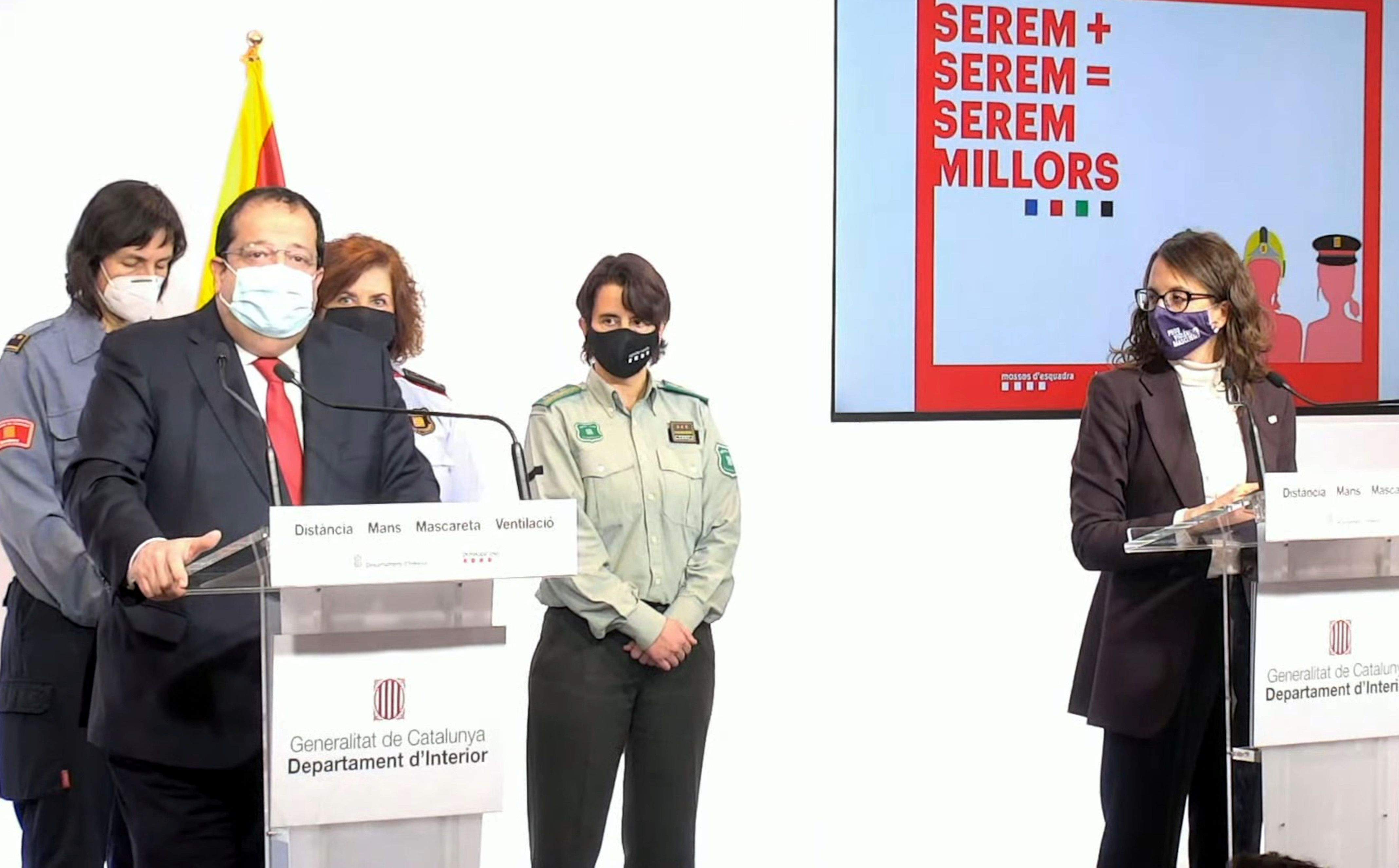 El conseller d'Interior, Joan Ignasi Elena, i la d'Igualtat i Feminismes, Tània Verge, amb una mossa, una bombera i una agent rural. FOTO: Pol Solà (ACN)