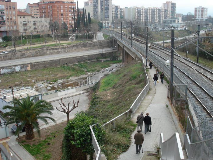 Pont sobre la riera de Rubí, a la línia Barcelona-Vallès. FOTO: Ferrocarrils
