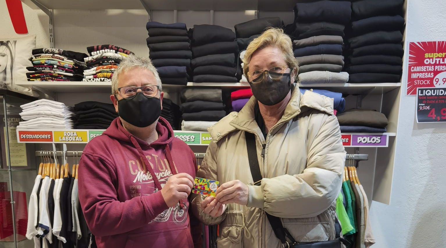 Miquel Ortuño, president de Comerç Rubí, entregant la targeta de regal a la Magda Vives. FOTO: Cedida