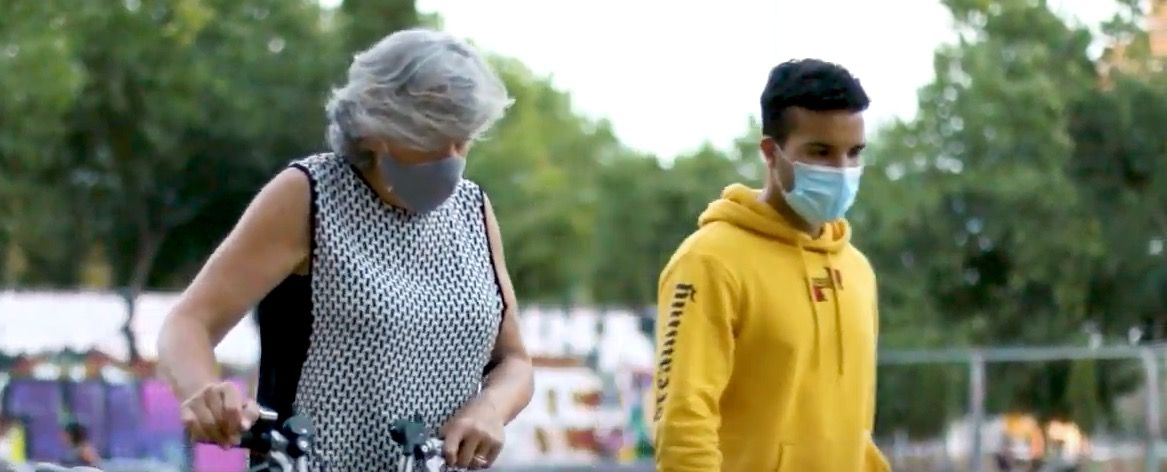 Òmnium Cultural cerca persones voluntàries per acompanyar un jove en el seu pas a la vida adulta. FOTO: Òmnium Cultural