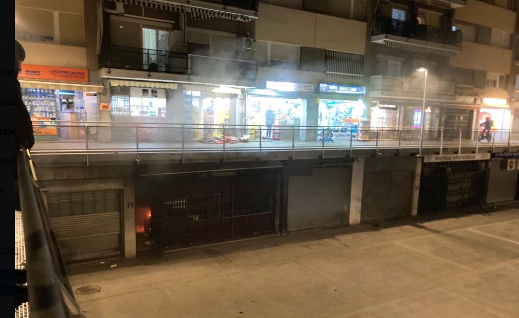 Es van requerir sis dotacions de Bombers per extingir l'incendi en un local dels baixos de l'avinguda de Can Cabanyes 4 de Rubí. FOTO: Cedida