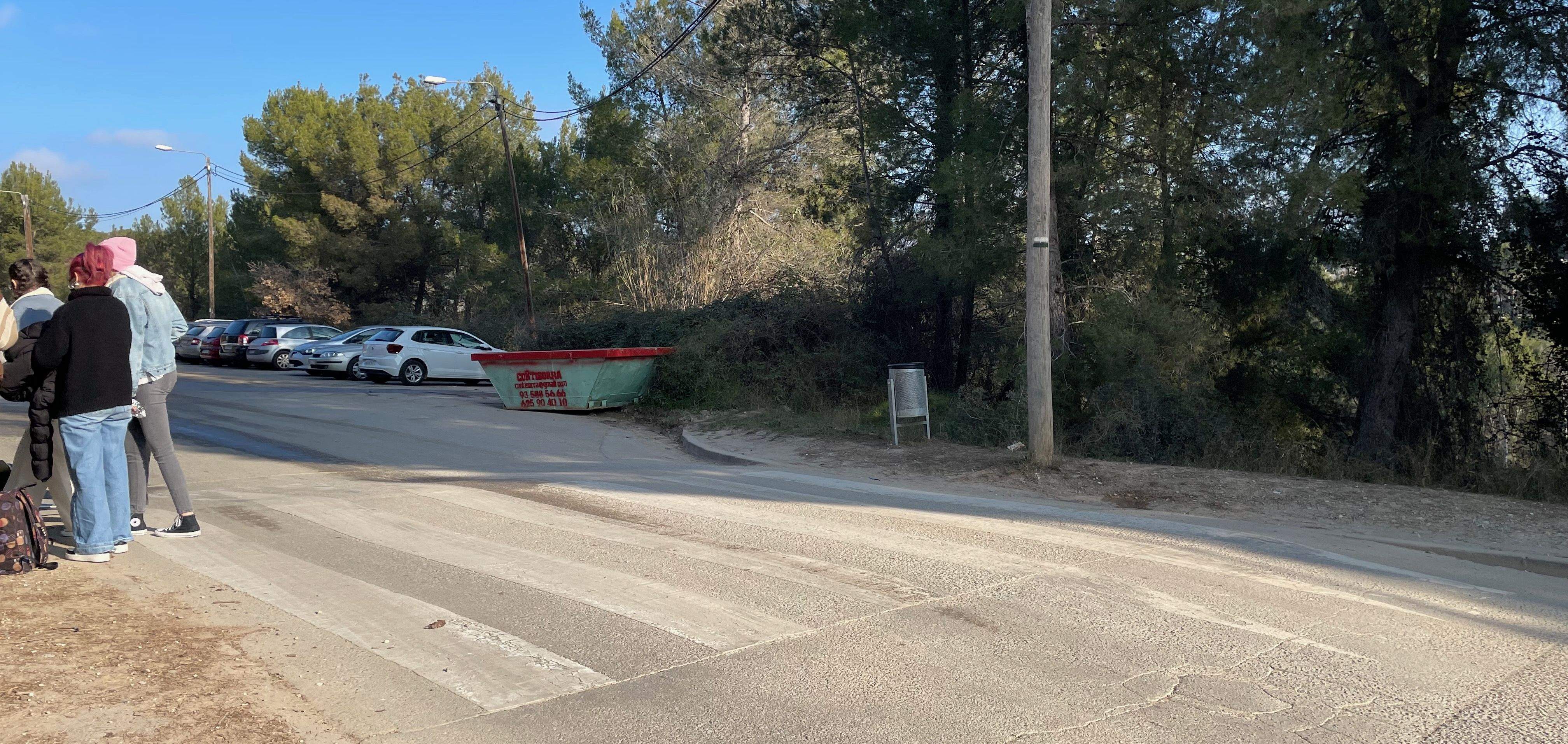 Pas de vianants on la roda d'un camió va aixafar el peu dret a una menor i la motxilla amb un ordinador a una altra. FOTO: NHS