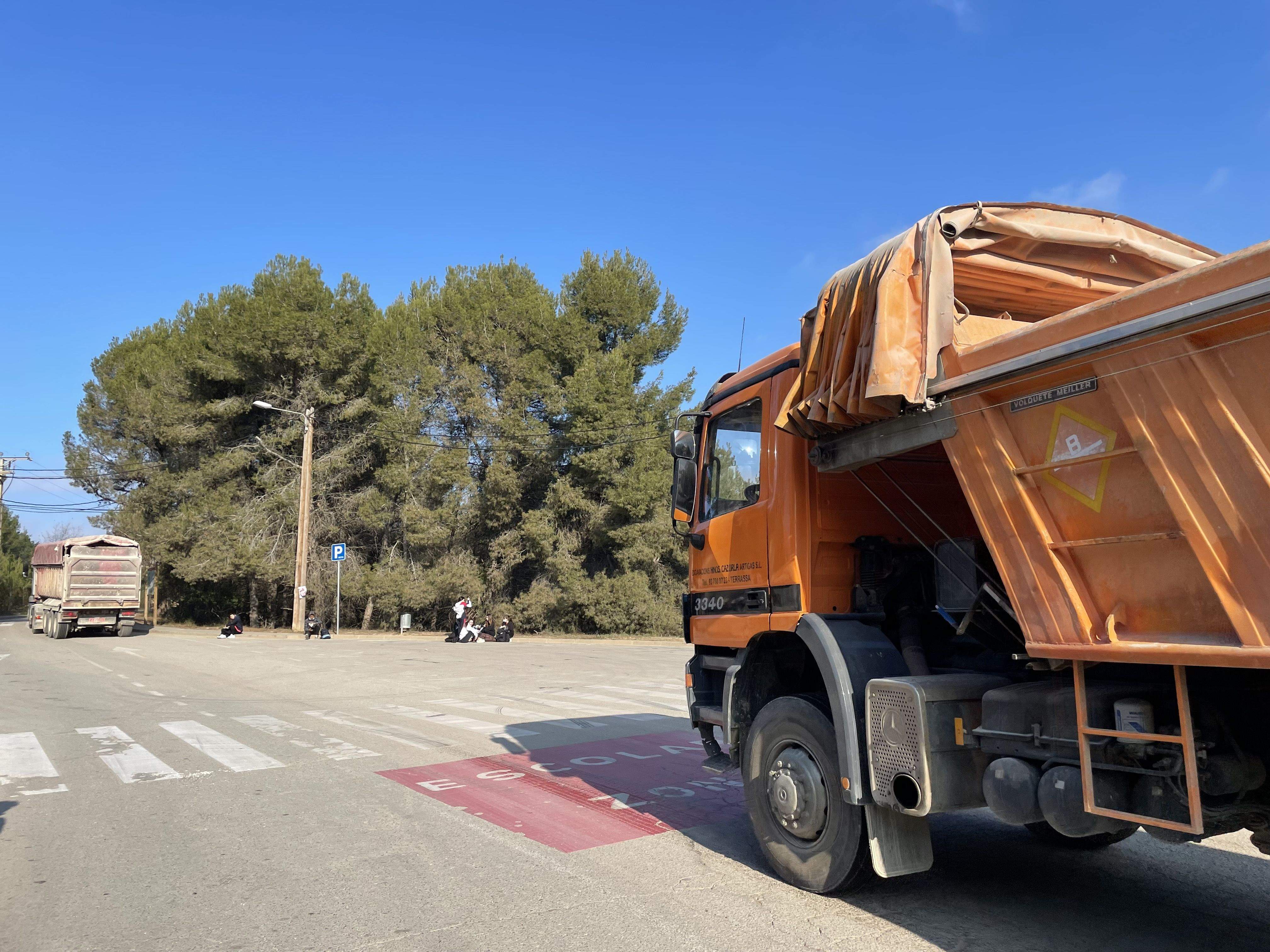 Circulació de camions aquest divendres a mig matí al Camí de Can Canyadell, davant l'entrada de l'institut Foix. FOTO: NHS
