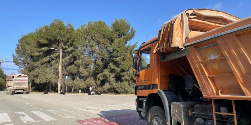 Circulació de camions aquest divendres a mig matí al Camí de Can Canyadell, davant l'entrada de l'institut Foix. FOTO: NHS