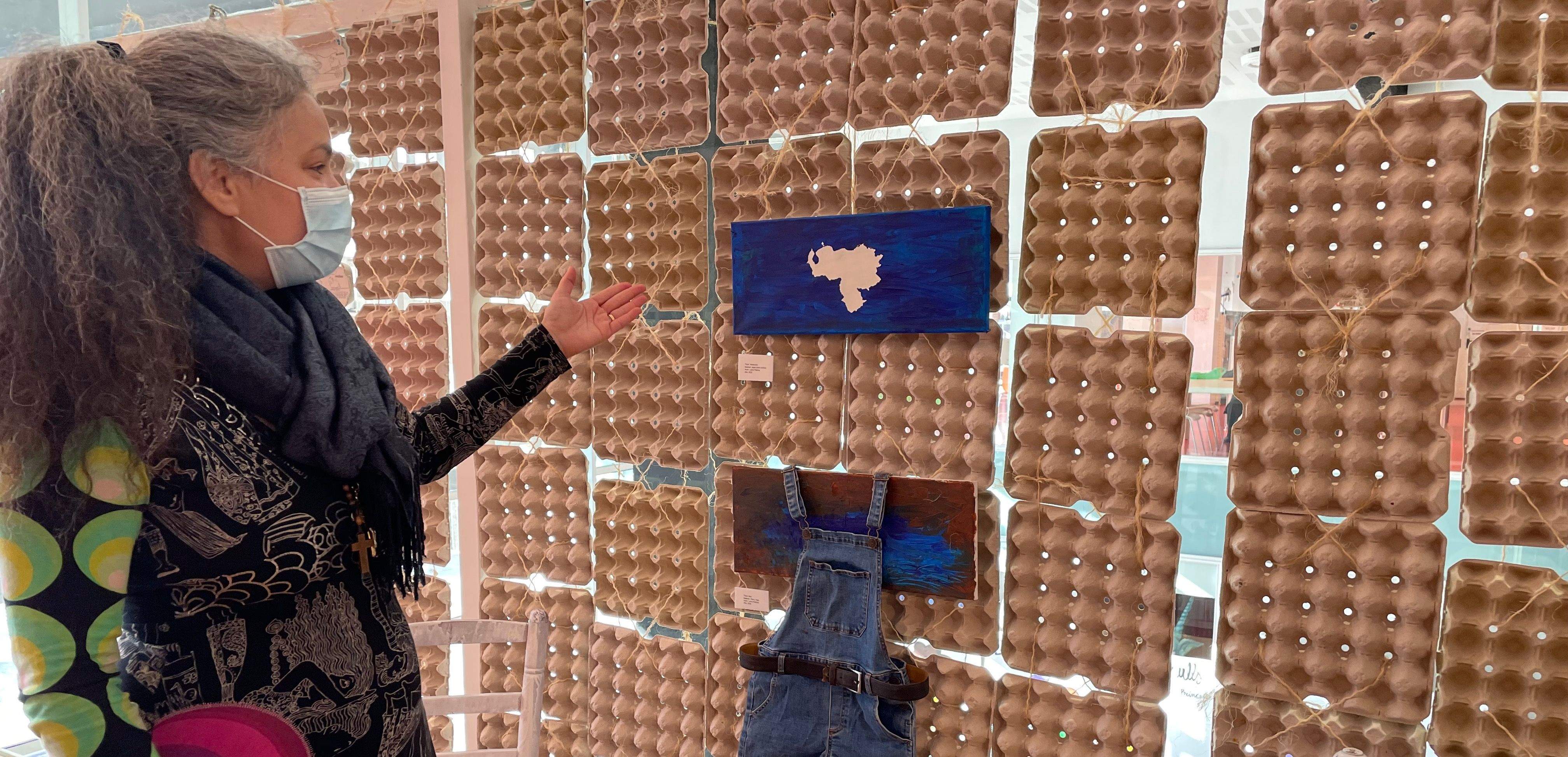 L'Alexandra Medina a l'exposició de Rubí davant d'un mapa que representa Veneçuela. FOTO: NHS L'Alexandra Medina a l'exposició de Rubí davant d'un mapa que representa Veneçuela. FOTO: NHS