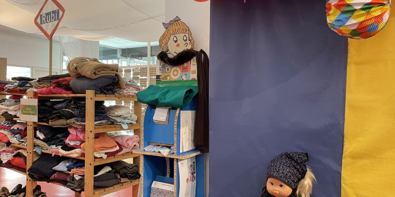 Imatge de l’exposició que hi ha actualment a la Biblioteca Mestre Martí Tauler, sobre reciclatge i ajuda humanitària per a Veneçuela. FOTO: NHS Imatge de l’exposició que hi ha actualment a la Biblioteca Mestre Martí Tauler, sobre reciclatge i ajuda humanitària per a Veneçuela. FOTO: NHS