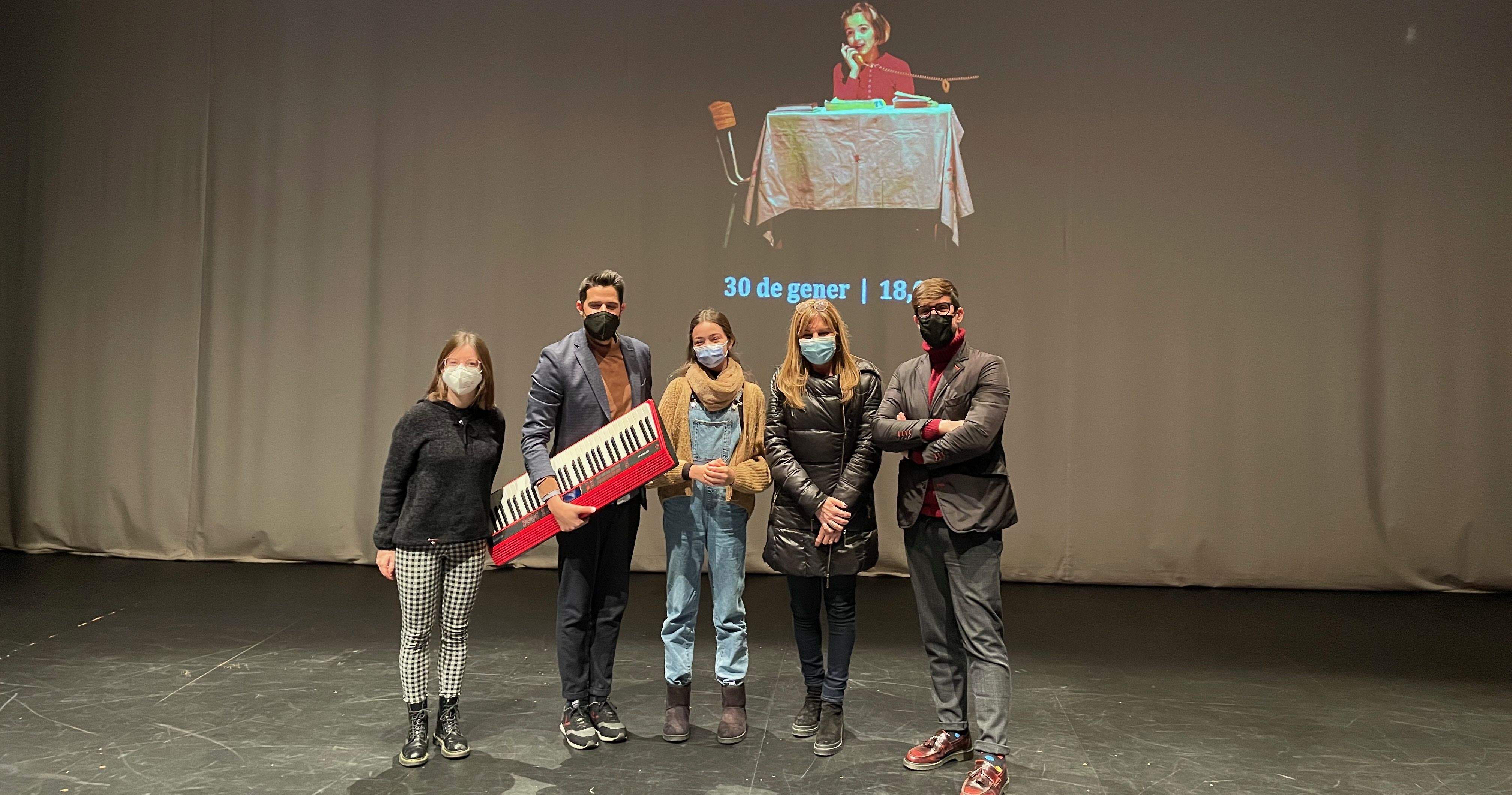 De dreta a esquerra, el regidor de Cultura, l'alcaldessa de Rubí, la protagonista del musical Bruna, i els autors de l'espectacle, Mateu Peramiquel i Mar Puig. FOTO: NHS  De dreta a esquerra, el regidor de Cultura, l'alcaldessa de Rubí, la protagonista del musical Bruna, i els autors de l'espectacle, Mateu Peramiquel i Mar Puig. FOTO: NHS