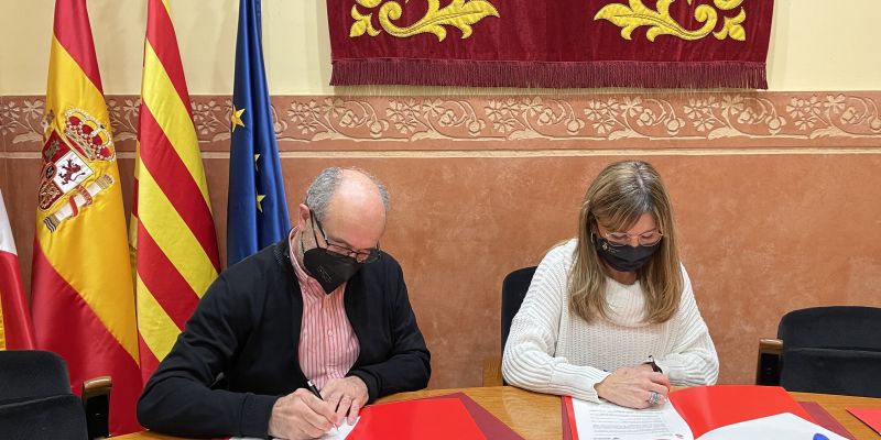 Signatura del conveni entre el president de l'entitat l'Amical de Mauthausen i altres camps i de totes les víctimes del nazisme, Juan Manuel Calvo Gascón, i l'alcaldessa de Rubí, Ana María Martínez. FOTO: NHS Signatura del conveni entre el president de l'entitat l'Amical de Mauthausen i altres camps i de totes les víctimes del nazisme, Juan Manuel Calvo Gascón, i l'alcaldessa de Rubí, Ana María Martínez. FOTO: NHS