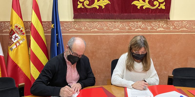 Signatura del conveni entre el president de l'entitat l'Amical de Mauthausen i altres camps i de totes les víctimes del nazisme, Juan Manuel Calvo Gascón, i l'alcaldessa de Rubí, Ana María Martínez. FOTO: NHS