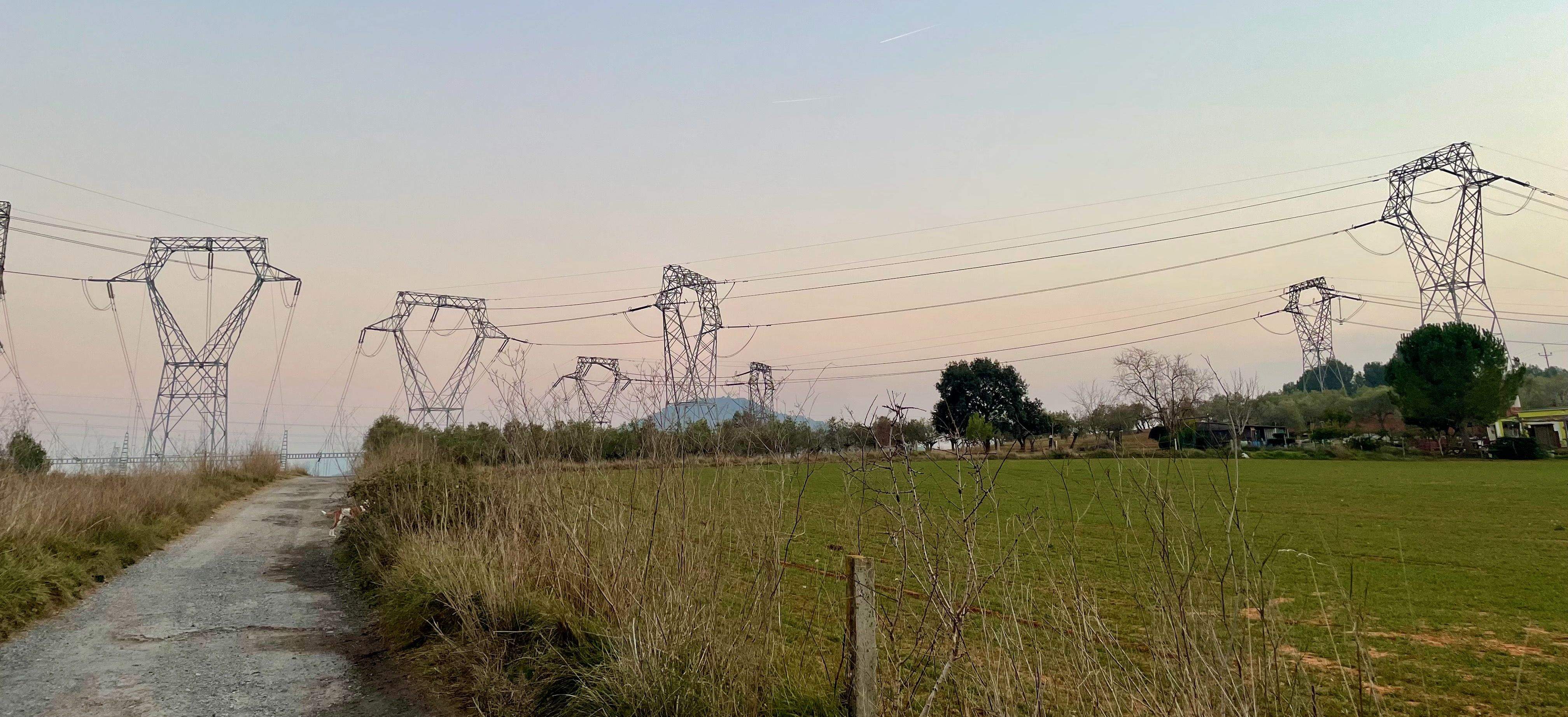 Torres d'alta tensió pròximes a la subestació elèctrica situada a Can Balasc, Rubí. FOTO: NHS